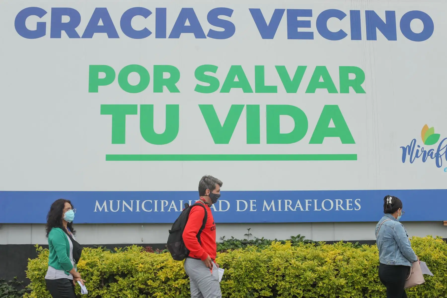 Personas acuden a recibir su tercera dosis de vacunación contra la covid 19 en el Estadio Manuel Bonilla de Miraflores.
Foto: ANDINA/Carla Patiño