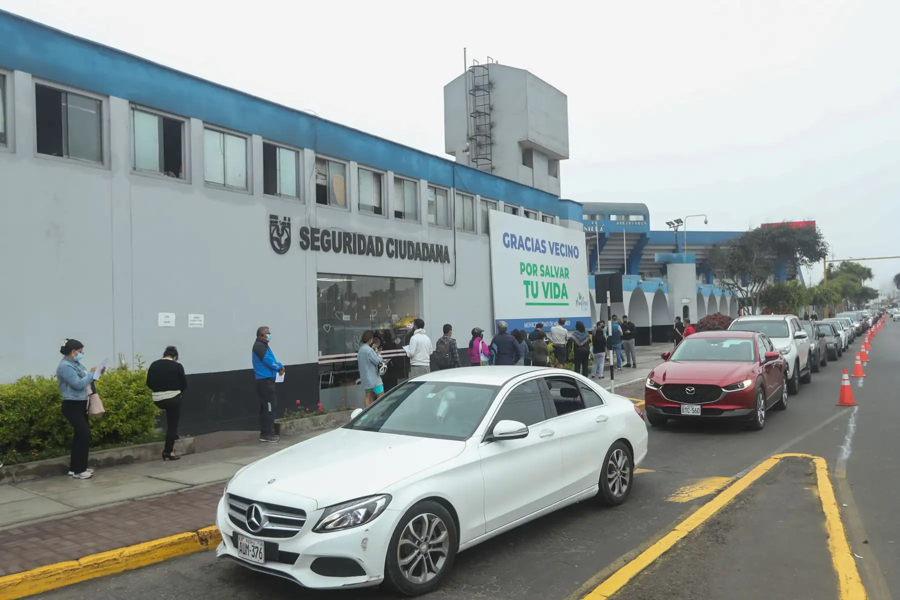 Personas acuden a recibir su tercera dosis de vacunación contra la covid 19 en el Estadio Manuel Bonilla de Miraflores.
Foto: ANDINA/Carla Patiño