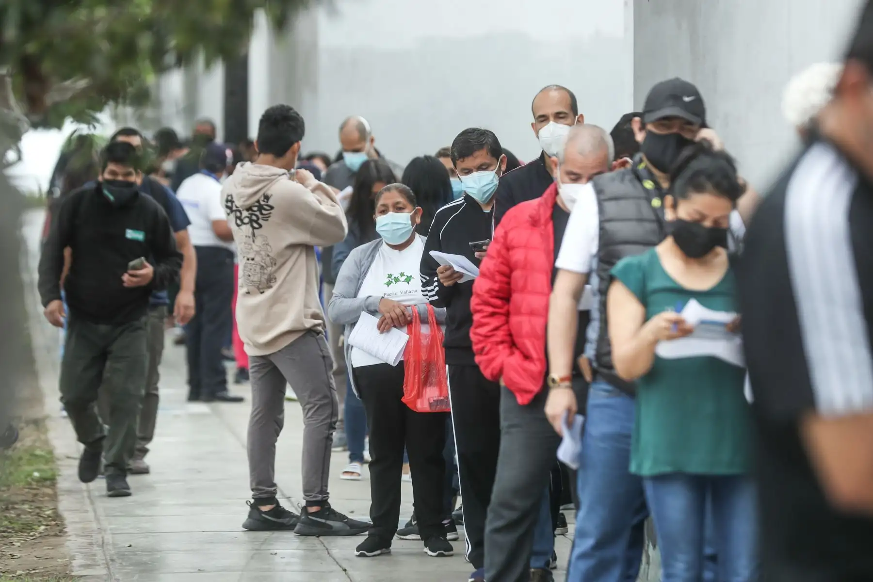 Personas acuden a recibir su tercera dosis de vacunación contra la covid 19 en el Estadio Manuel Bonilla de Miraflores.
Foto: ANDINA/Carla Patiño