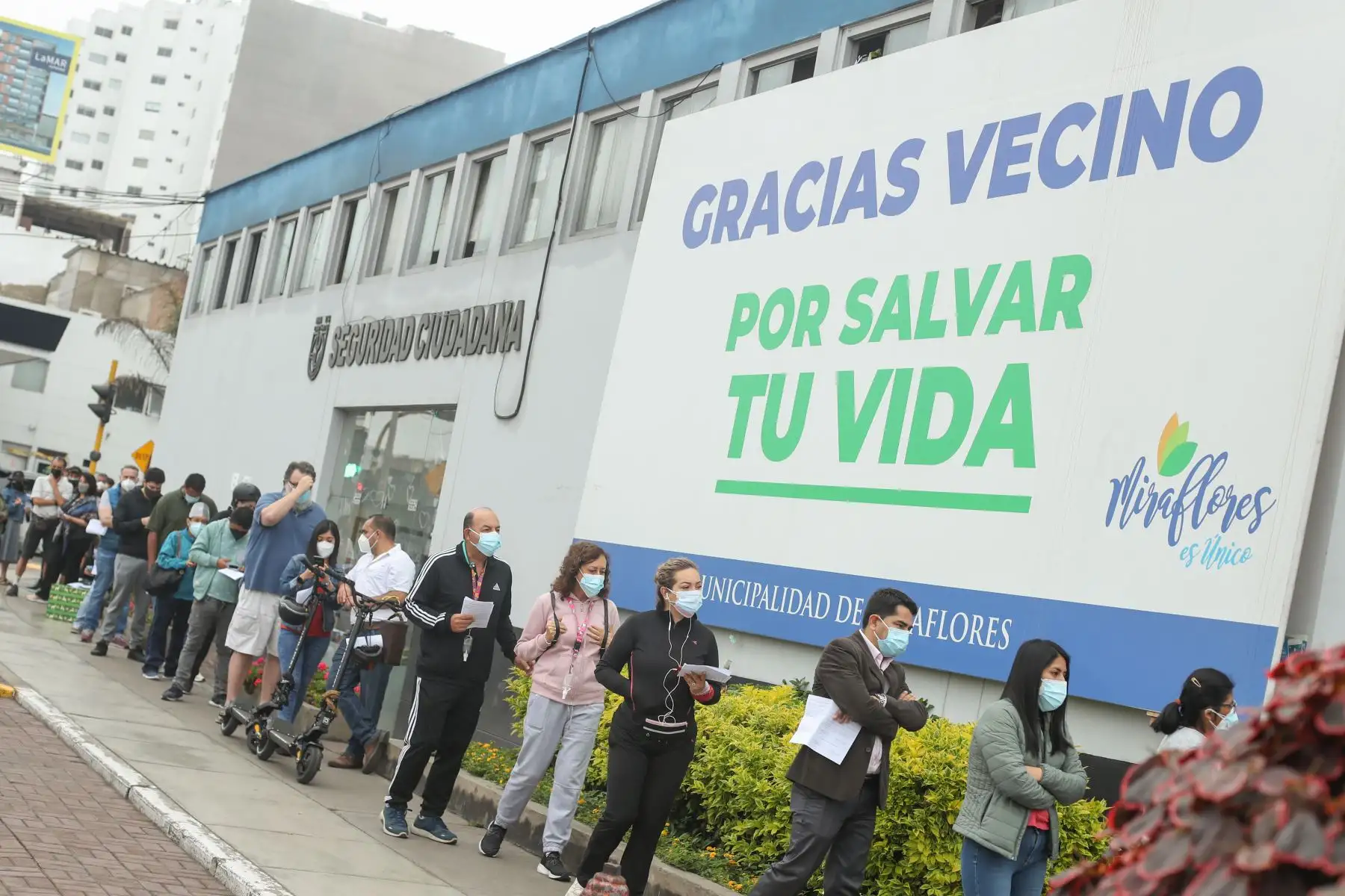 Personas acuden a recibir su tercera dosis de vacunación contra la covid 19 en el Estadio Manuel Bonilla de Miraflores.
Foto: ANDINA/Carla Patiño