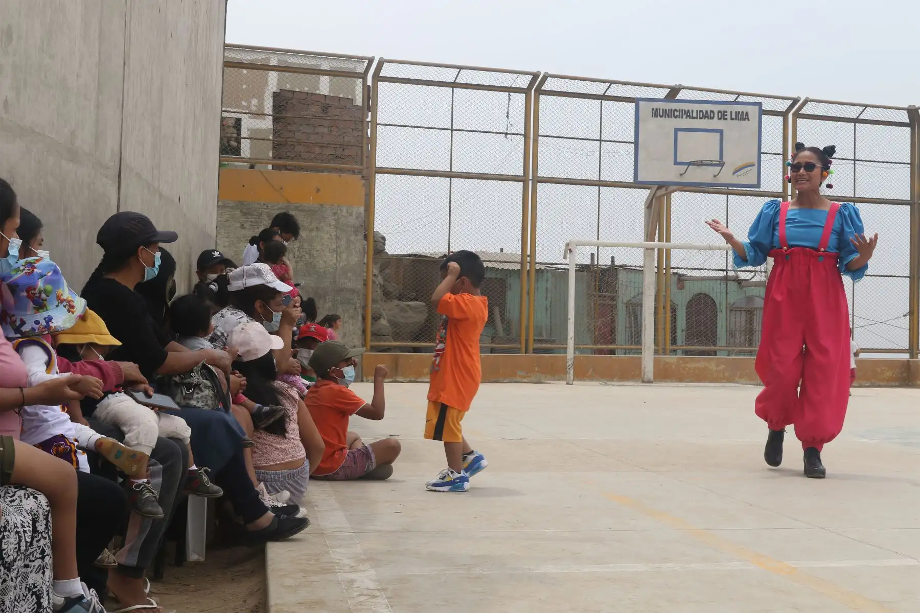 Vecinos del AA.HH Sol Naciente de Comas recordaron con Show y chocolatada al zorro " Run Run ". A través de actividades artísticas concientizaron sobre el cuidado a los animales y mascotas. 
Foto: ANDINA/Eddy Ramos