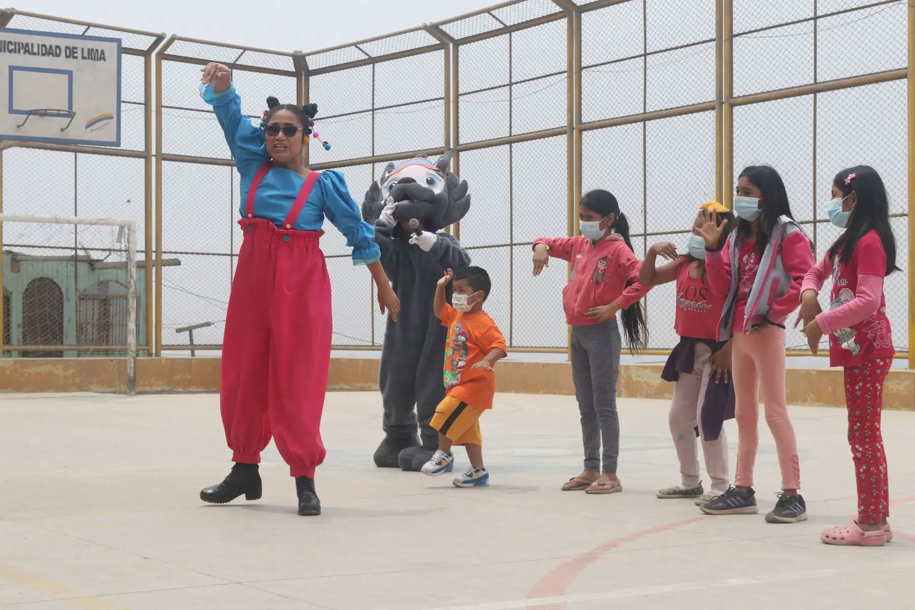 Vecinos del AA.HH Sol Naciente de Comas recordaron con Show y chocolatada al zorro " Run Run ". A través de actividades artísticas concientizaron sobre el cuidado a los animales y mascotas. 
Foto: ANDINA/Eddy Ramos