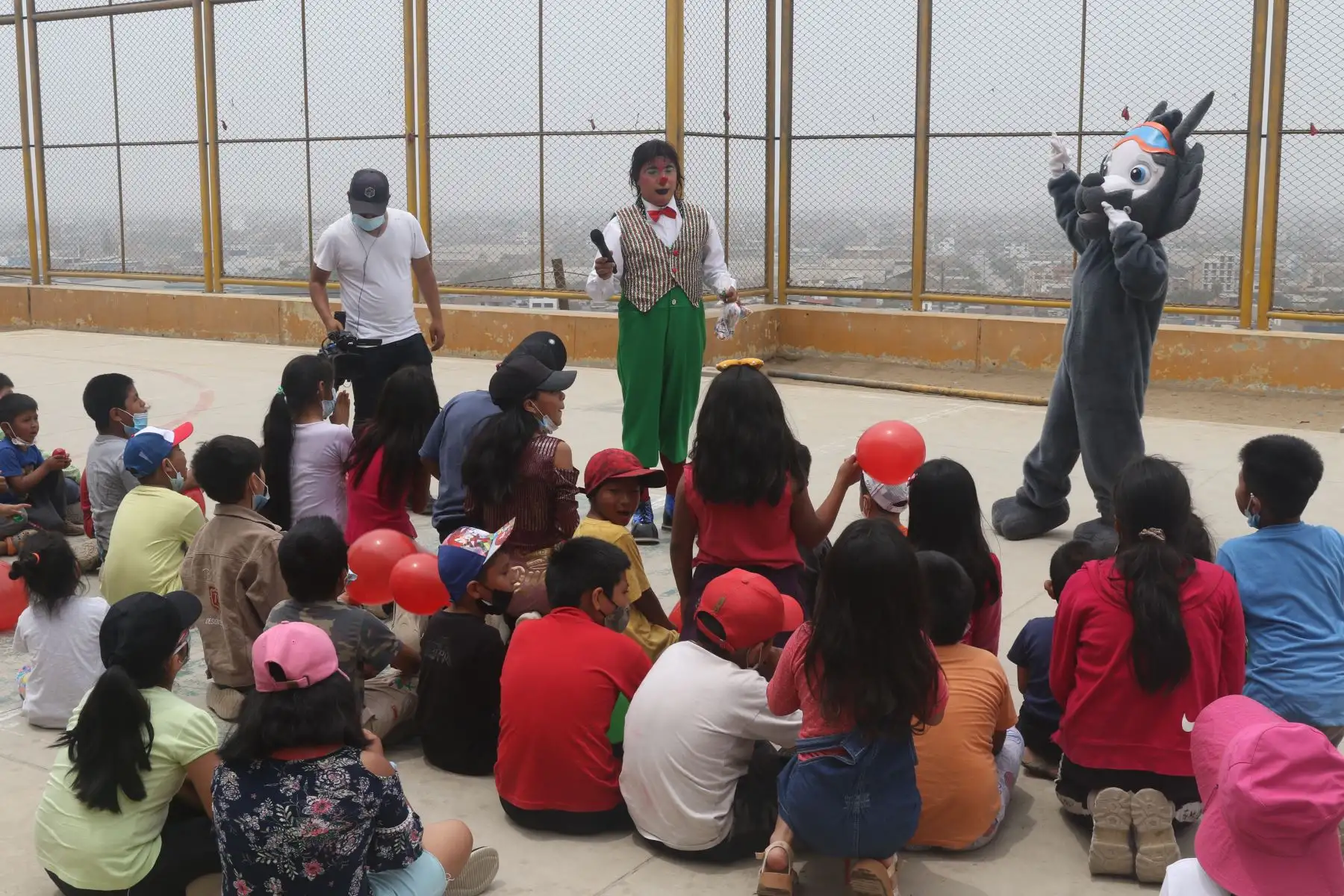 Vecinos del AA.HH Sol Naciente de Comas recordaron con Show y chocolatada al zorro " Run Run ". A través de actividades artísticas concientizaron sobre el cuidado a los animales y mascotas. 
Foto: ANDINA/Eddy Ramos