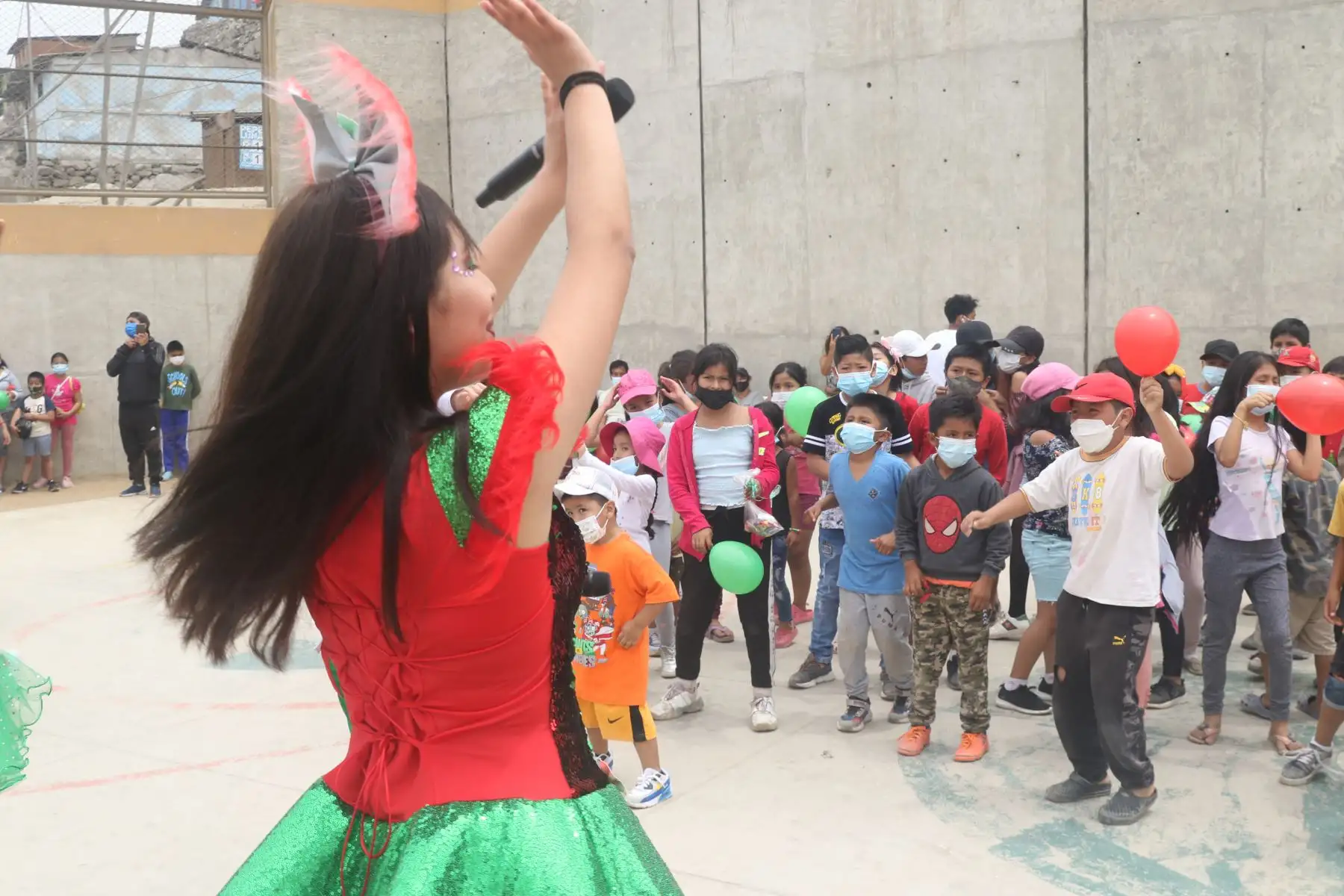 Vecinos del AA.HH Sol Naciente de Comas recordaron con Show y chocolatada al zorro " Run Run ". A través de actividades artísticas concientizaron sobre el cuidado a los animales y mascotas. 
Foto: ANDINA/Eddy Ramos