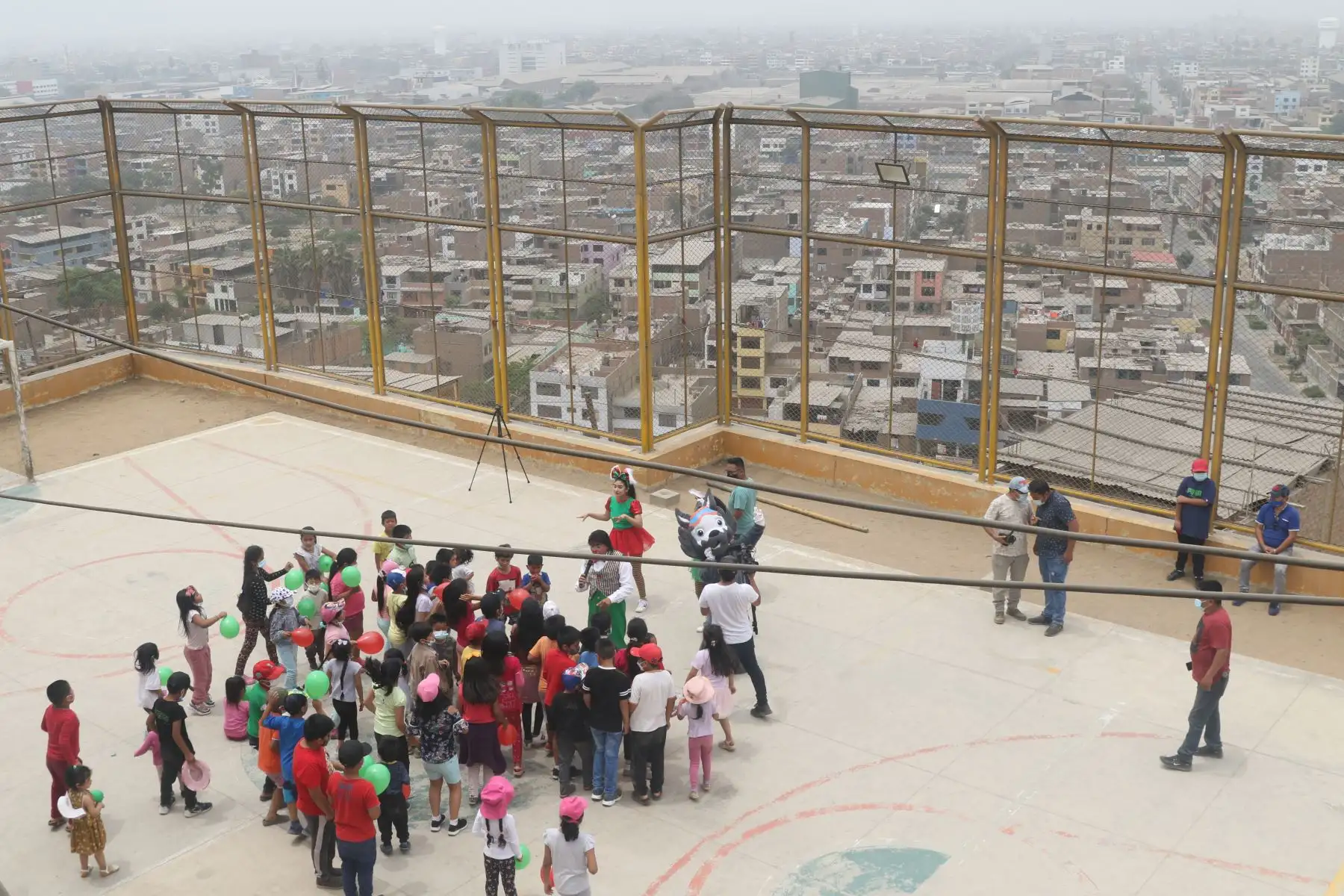 Vecinos del AA.HH Sol Naciente de Comas recordaron con Show y chocolatada al zorro " Run Run ". A través de actividades artísticas concientizaron sobre el cuidado a los animales y mascotas. 
Foto: ANDINA/Eddy Ramos
