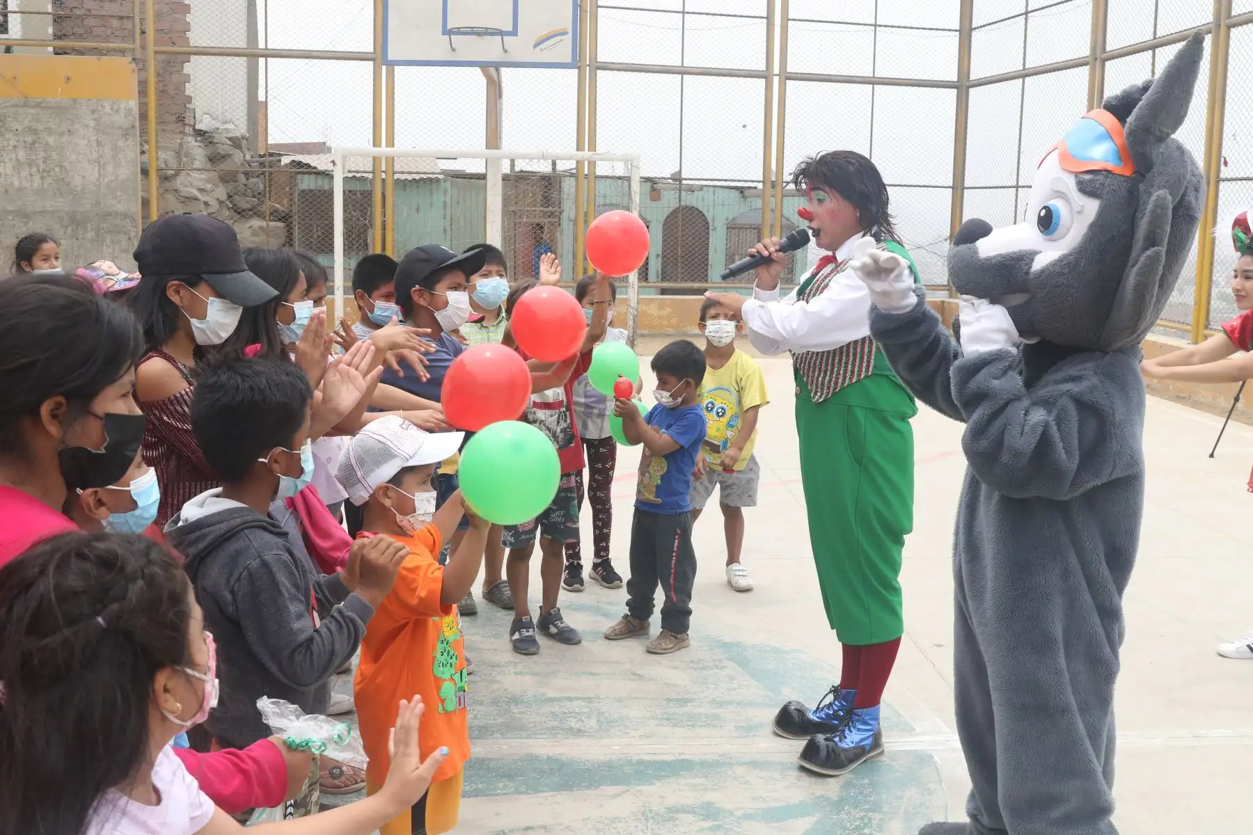 Vecinos del AA.HH Sol Naciente de Comas recordaron con Show y chocolatada al zorro " Run Run ". A través de actividades artísticas concientizaron sobre el cuidado a los animales y mascotas. 
Foto: ANDINA/Eddy Ramos