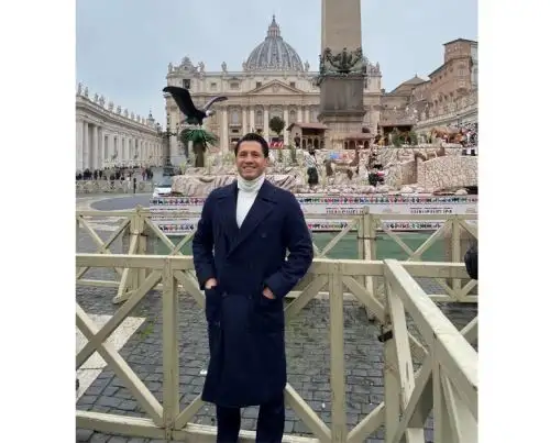 Huancavelica celebra la visita que hizo esta mañana el delantero de la seleccción peruana Gianluca Lapadula al nacimiento Chopcca que se exhibe en la plaza San Pedro del Vaticano. Foto: Twitter/@Nela0212