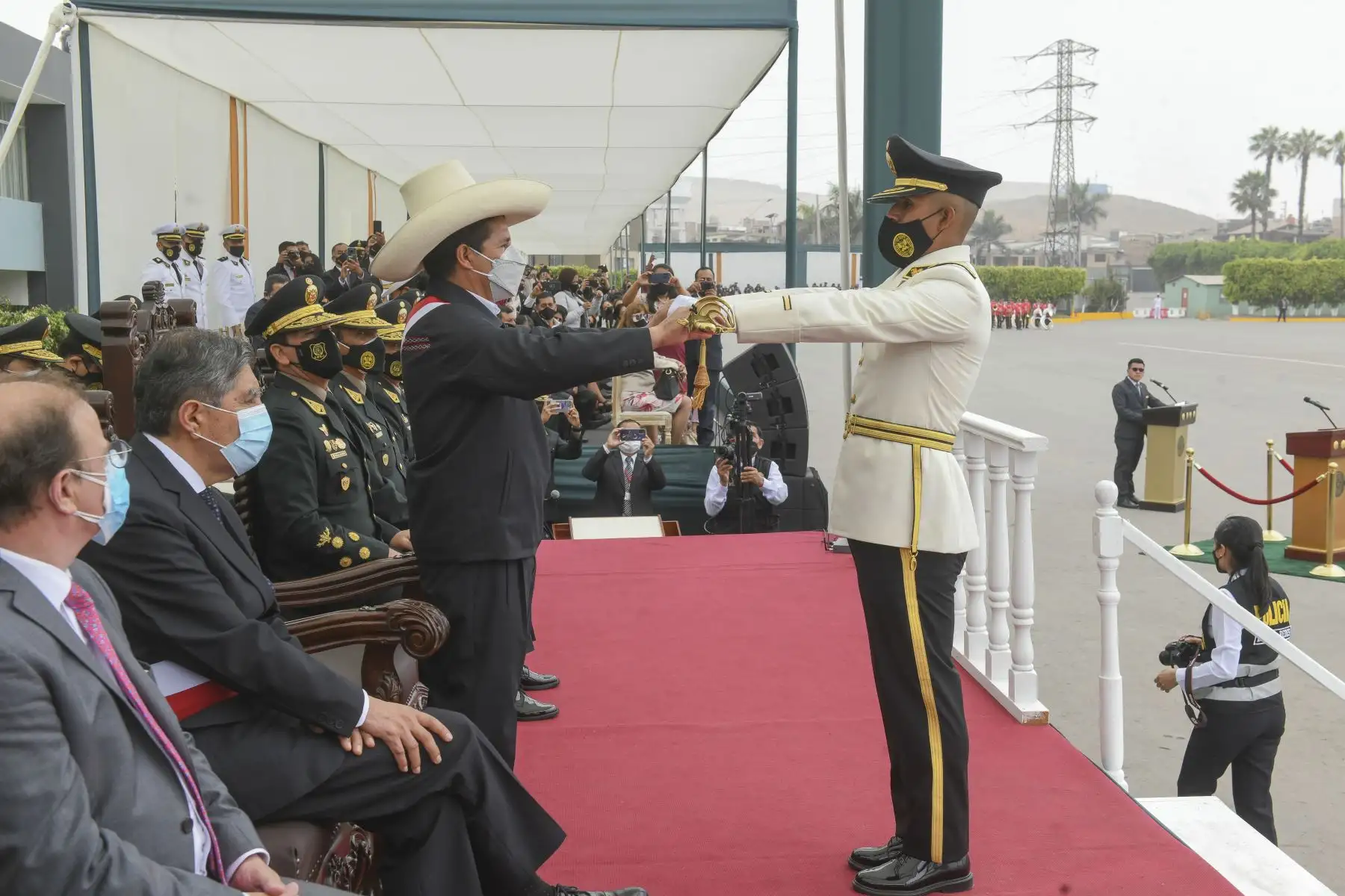 El presidente PedroCastillo, junto al titular del Ministerio de Interior, Avelino Guillén, encabezó la graduación de Alféreces de la Promoción  "Bicentenario de la Independencia" y clausura del año académico de la Escuela de Oficiales de la 
Policia Nacional de Perú.
Foto: Andina/Presidencia Perú