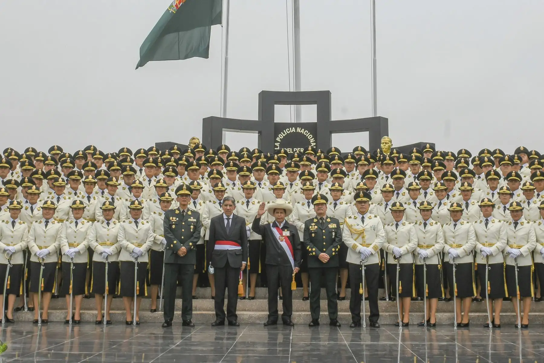 El presidente PedroCastillo, junto al titular del Ministerio de Interior, Avelino Guillén, encabezó la graduación de Alféreces de la Promoción "Bicentenario de la Independencia" y clausura del año académico de la Escuela de Oficiales de la 
Policia Nacional de Perú.
Foto: Andina/Presidencia Perú