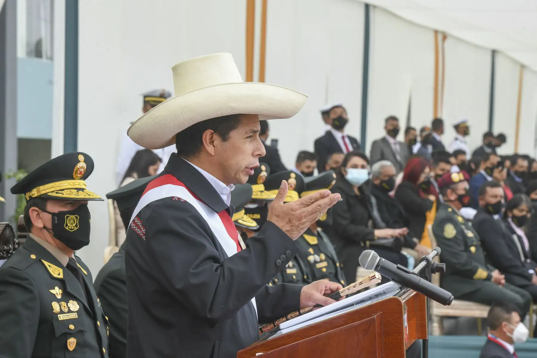 El presidente PedroCastillo, junto al titular del Ministerio de Interior, Avelino Guillén, encabezó la graduación de Alféreces de la Promoción  "Bicentenario de la Independencia" y clausura del año académico de la Escuela de Oficiales de la 
Policia Nacional de Perú.
Foto: Andina/Presidencia Perú