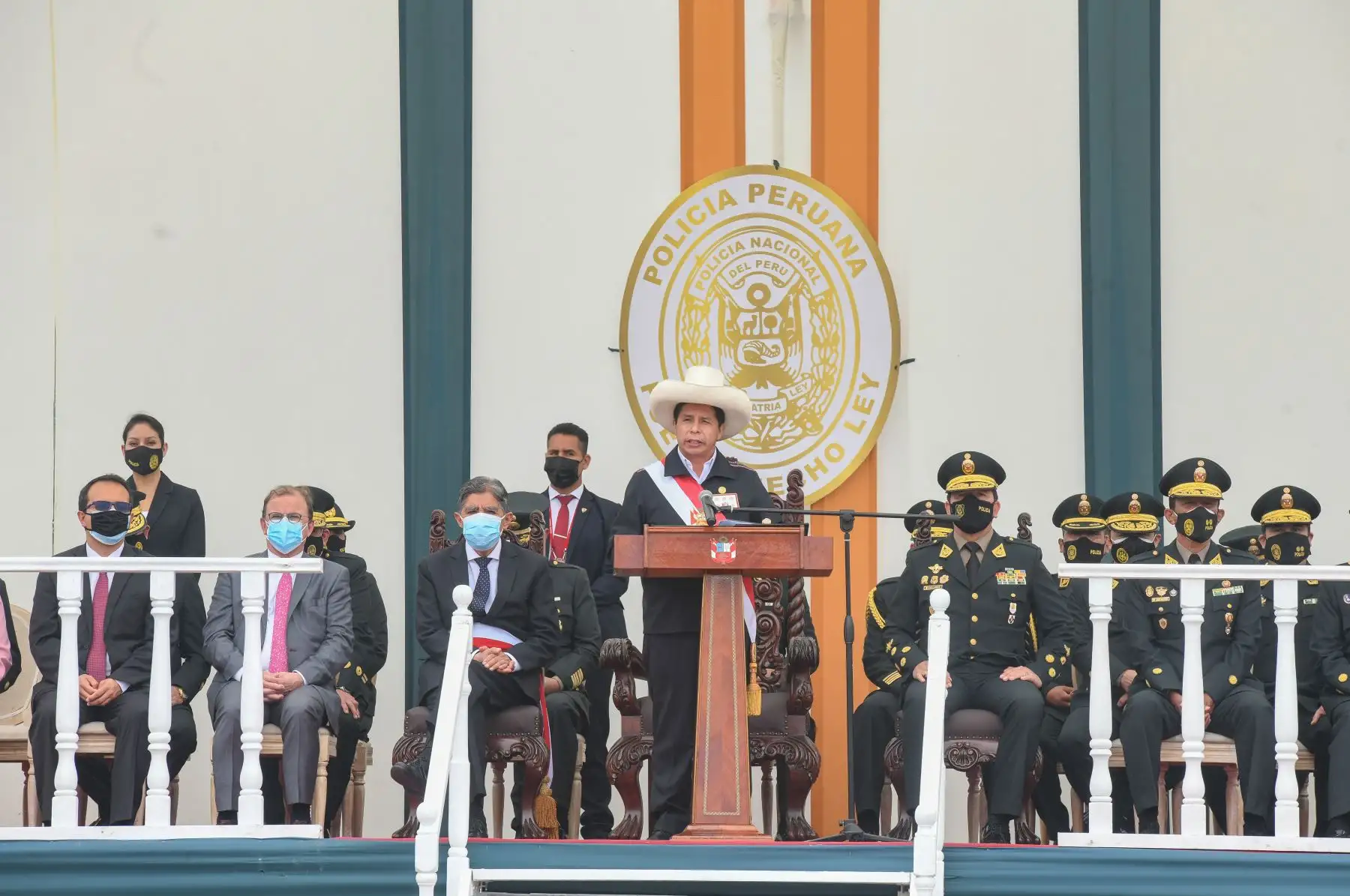 El presidente PedroCastillo, junto al titular del Ministerio de Interior, Avelino Guillén, encabezó la graduación de Alféreces de la Promoción  "Bicentenario de la Independencia" y clausura del año académico de la Escuela de Oficiales de la 
Policia Nacional de Perú.
Foto: Andina/Presidencia Perú