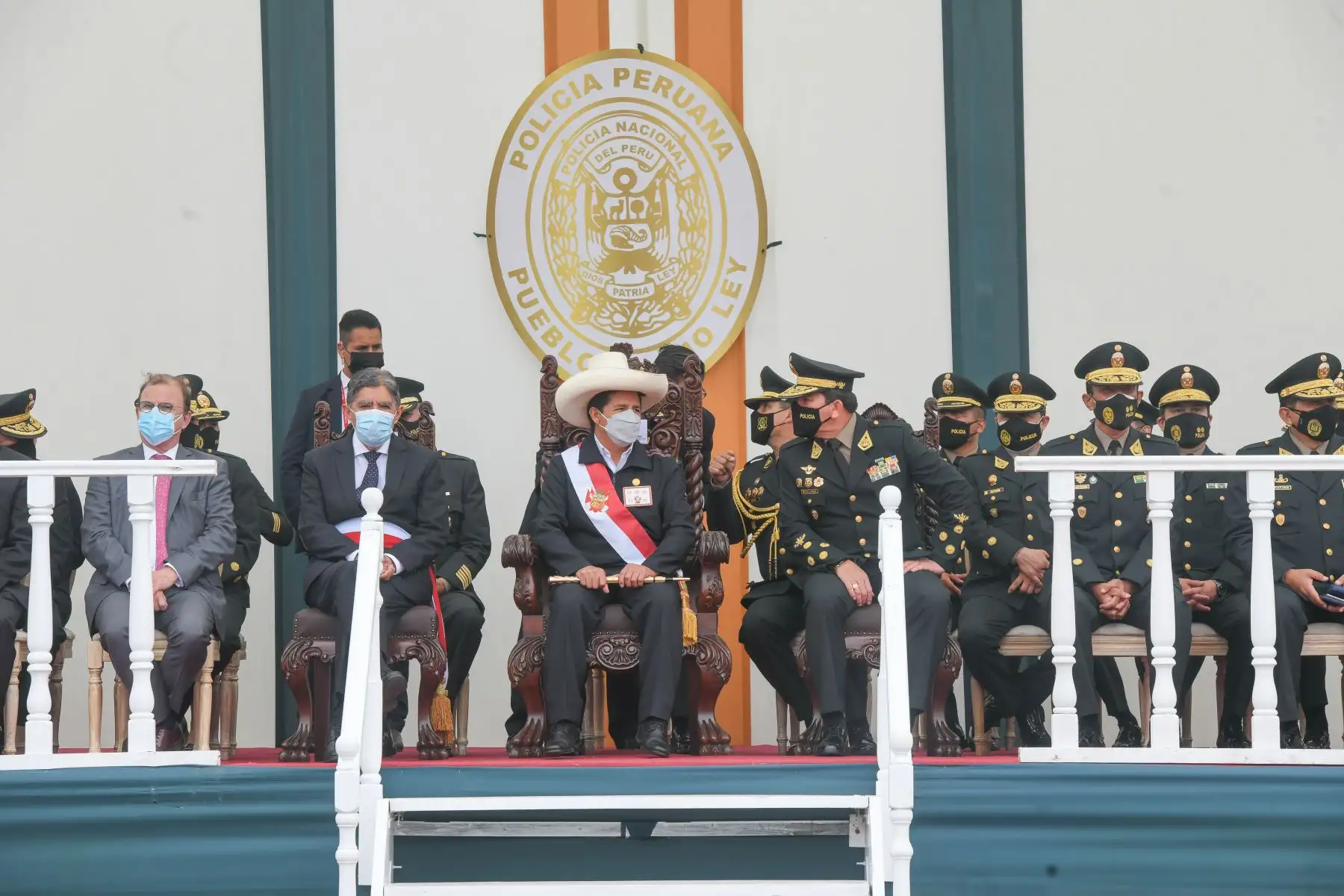 El presidente PedroCastillo, junto al titular del Ministerio de Interior, Avelino Guillén, encabezó la graduación de Alféreces de la Promoción  "Bicentenario de la Independencia" y clausura del año académico de la Escuela de Oficiales de la 
Policia Nacional de Perú.
Foto: Andina/Presidencia Perú