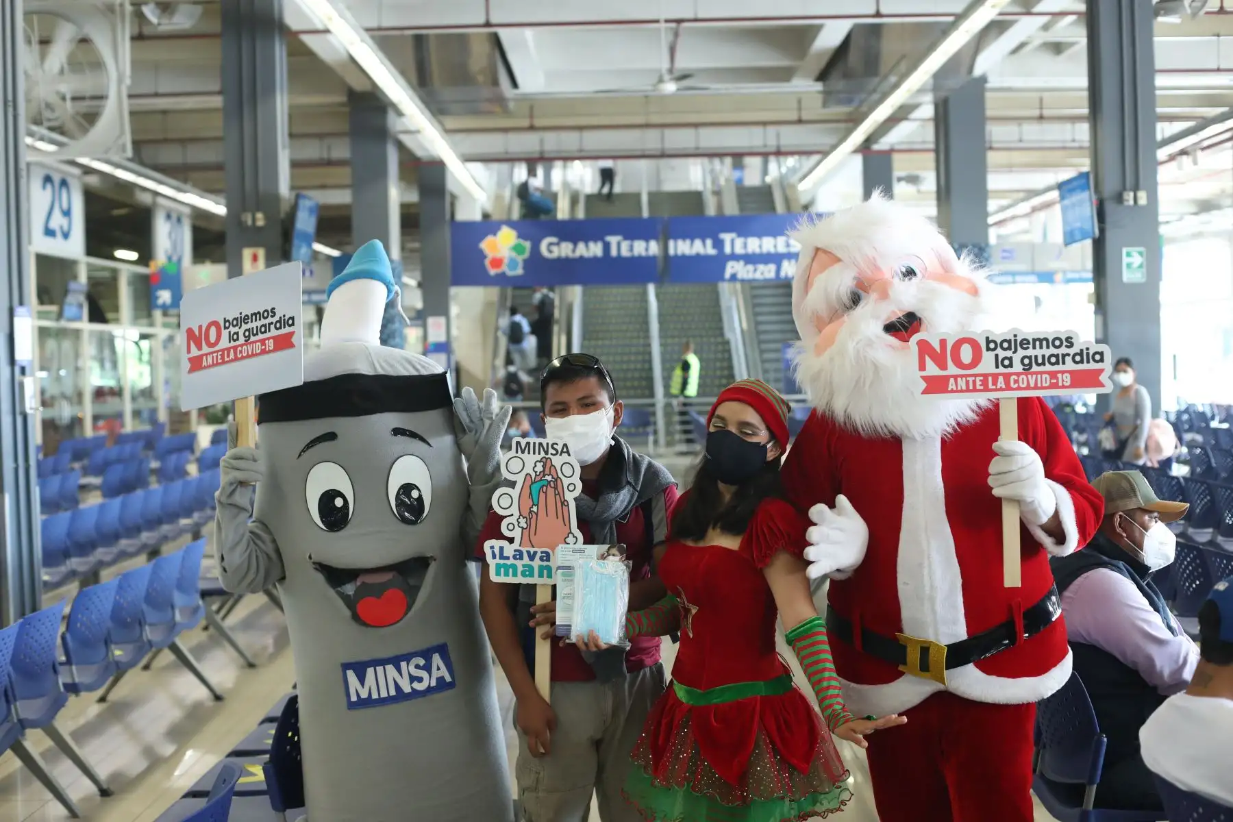 El Ministerio de Salud (Minsa) a través de la Dirección de Redes Integradas de Salud (Diris) Lima Norte realizó la campaña “Navidad Segura sin COVID-19” en el Terminal Terrestre Plaza Norte, en el distrito de Independencia. Con el fin de verificar que los viajeros cuenten con el carnet de vacunación y cumplan las normas sanitarias de protección como uso de mascarilla y alcohol, esto en el marco de las fiestas de navidad y fin de año. Foto: ANDINA/Carla Patiño Ramírez