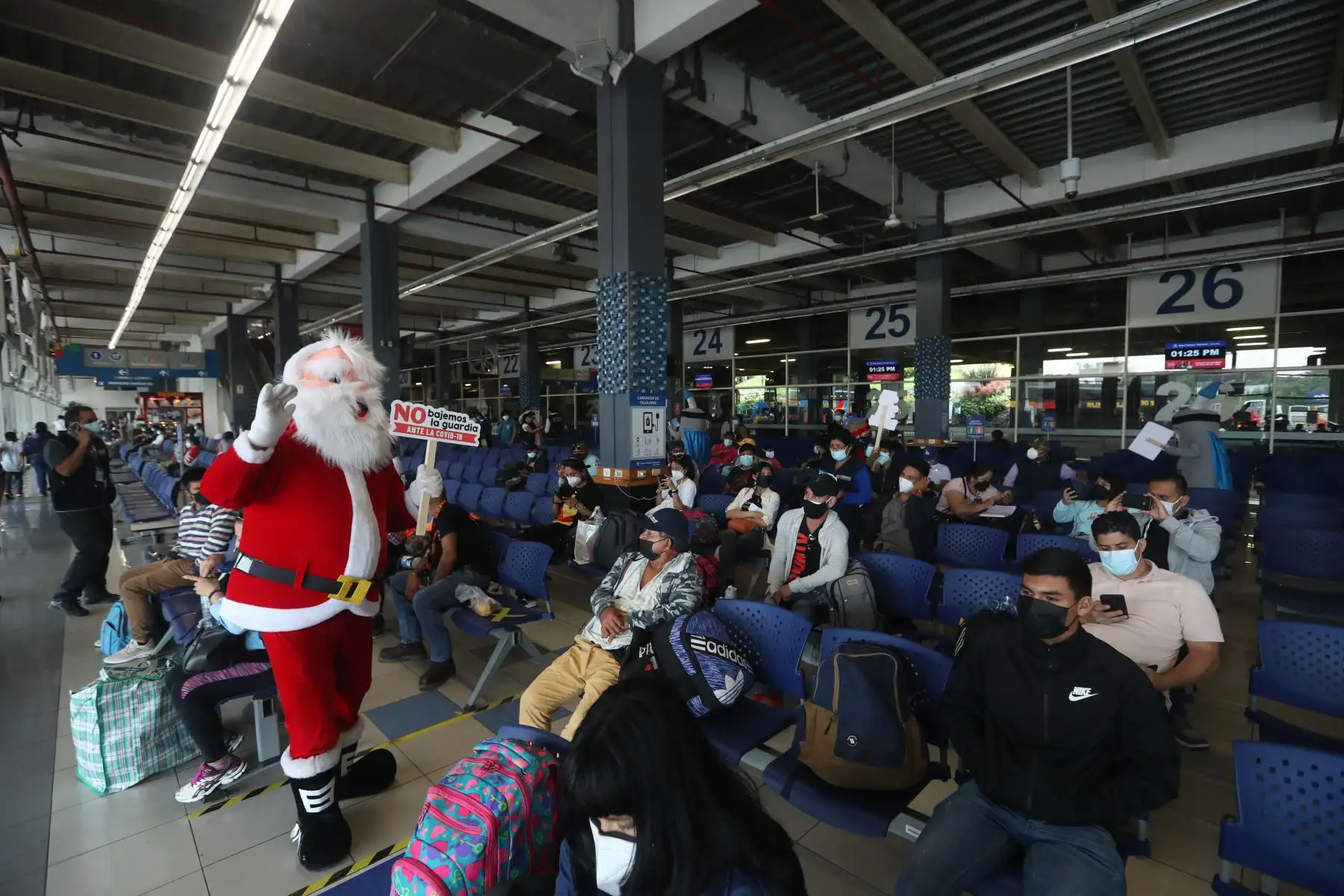 El Ministerio de Salud (Minsa) a través de la Dirección de Redes Integradas de Salud (Diris) Lima Norte realizó la campaña “Navidad Segura sin COVID-19” en el Terminal Terrestre Plaza Norte, en el distrito de Independencia. Con el fin de verificar que los viajeros cuenten con el carnet de vacunación y cumplan las normas sanitarias de protección como uso de mascarilla y alcohol, esto en el marco de las fiestas de navidad y fin de año. Foto: ANDINA/Carla Patiño Ramírez