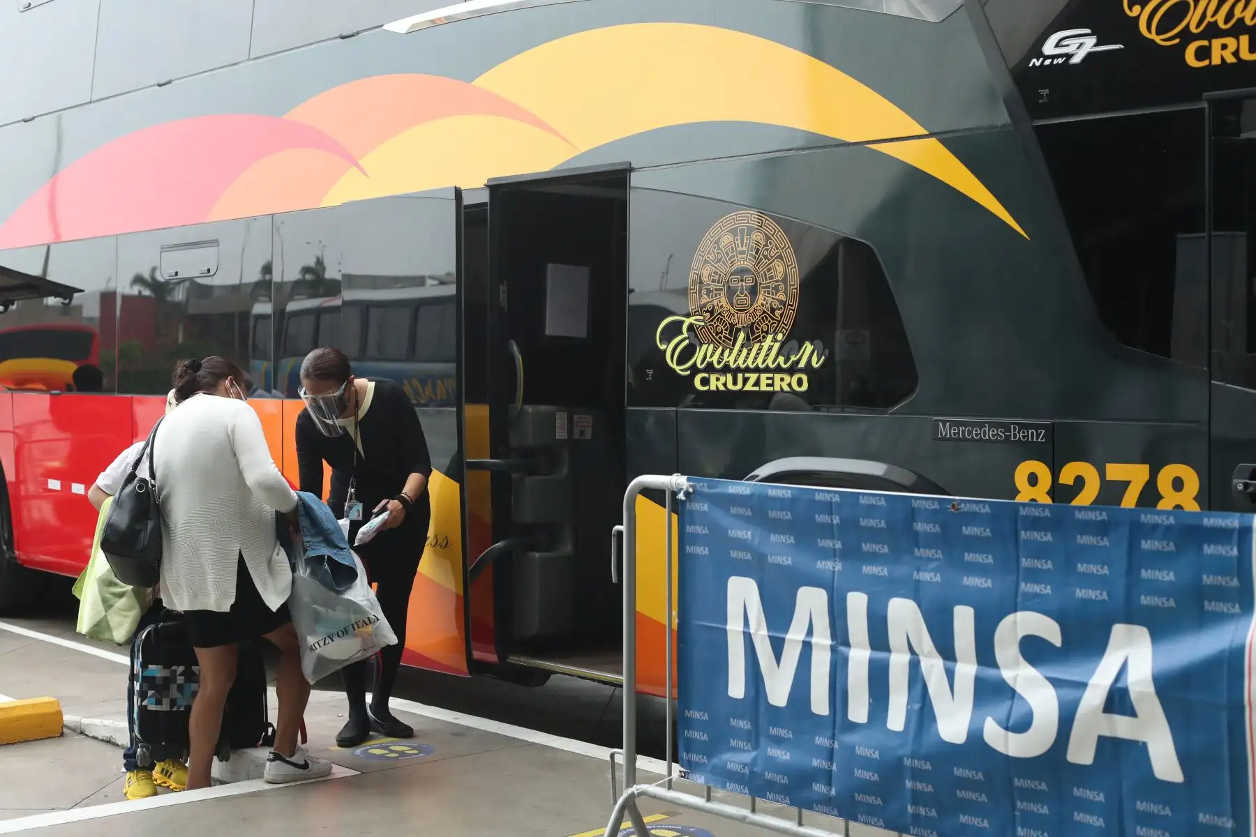 El Ministerio de Salud (Minsa) a través de la Dirección de Redes Integradas de Salud (Diris) Lima Norte realizó la campaña “Navidad Segura sin COVID-19” en el Terminal Terrestre Plaza Norte, en el distrito de Independencia. Con el fin de verificar que los viajeros cuenten con el carnet de vacunación y cumplan las normas sanitarias de protección como uso de mascarilla y alcohol, esto en el marco de las fiestas de navidad y fin de año. Foto: ANDINA/Carla Patiño Ramírez