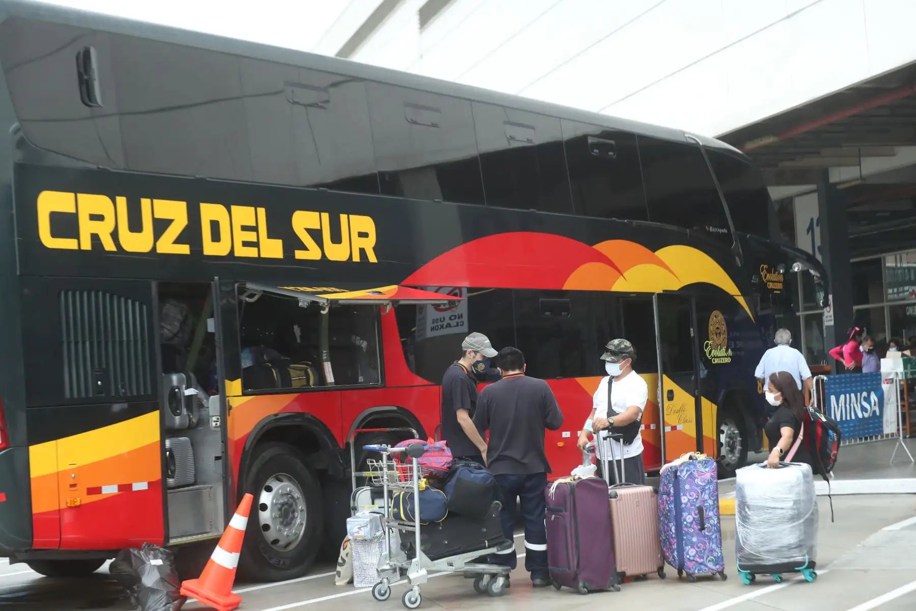 El Ministerio de Salud (Minsa) a través de la Dirección de Redes Integradas de Salud (Diris) Lima Norte realizó la campaña “Navidad Segura sin COVID-19” en el Terminal Terrestre Plaza Norte, en el distrito de Independencia. Con el fin de verificar que los viajeros cuenten con el carnet de vacunación y cumplan las normas sanitarias de protección como uso de mascarilla y alcohol, esto en el marco de las fiestas de navidad y fin de año. Foto: ANDINA/Carla Patiño Ramírez