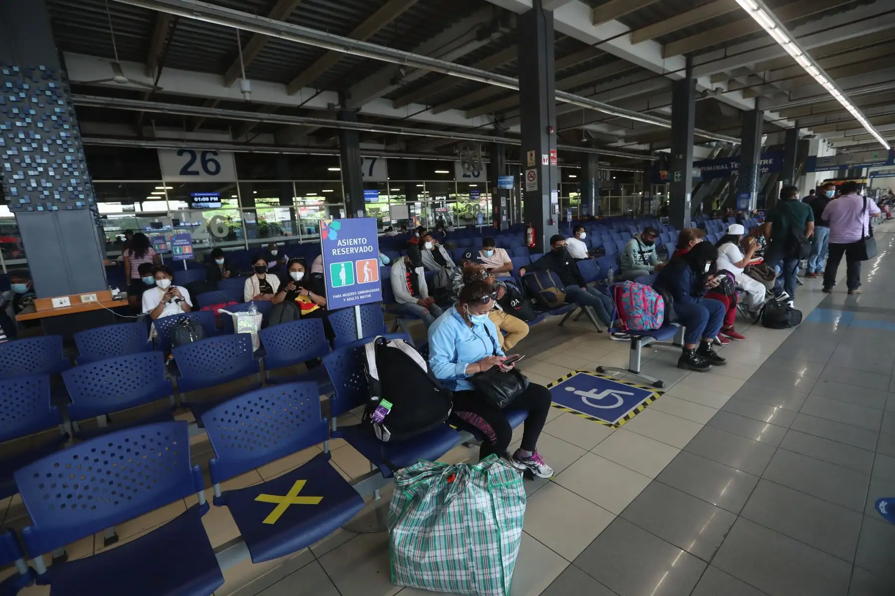 El Ministerio de Salud (Minsa) a través de la Dirección de Redes Integradas de Salud (Diris) Lima Norte realizó la campaña “Navidad Segura sin COVID-19” en el Terminal Terrestre Plaza Norte, en el distrito de Independencia. Con el fin de verificar que los viajeros cuenten con el carnet de vacunación y cumplan las normas sanitarias de protección como uso de mascarilla y alcohol, esto en el marco de las fiestas de navidad y fin de año. Foto: ANDINA/Carla Patiño Ramírez