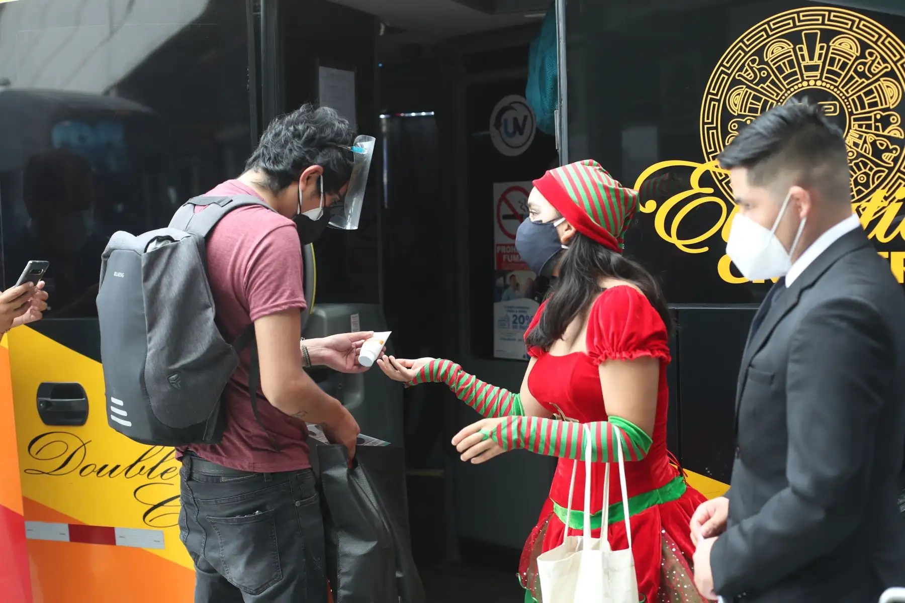 El Ministerio de Salud (Minsa) a través de la Dirección de Redes Integradas de Salud (Diris) Lima Norte realizó la campaña “Navidad Segura sin COVID-19” en el Terminal Terrestre Plaza Norte, en el distrito de Independencia. Con el fin de verificar que los viajeros cuenten con el carnet de vacunación y cumplan las normas sanitarias de protección como uso de mascarilla y alcohol, esto en el marco de las fiestas de navidad y fin de año. Foto: ANDINA/Carla Patiño Ramírez