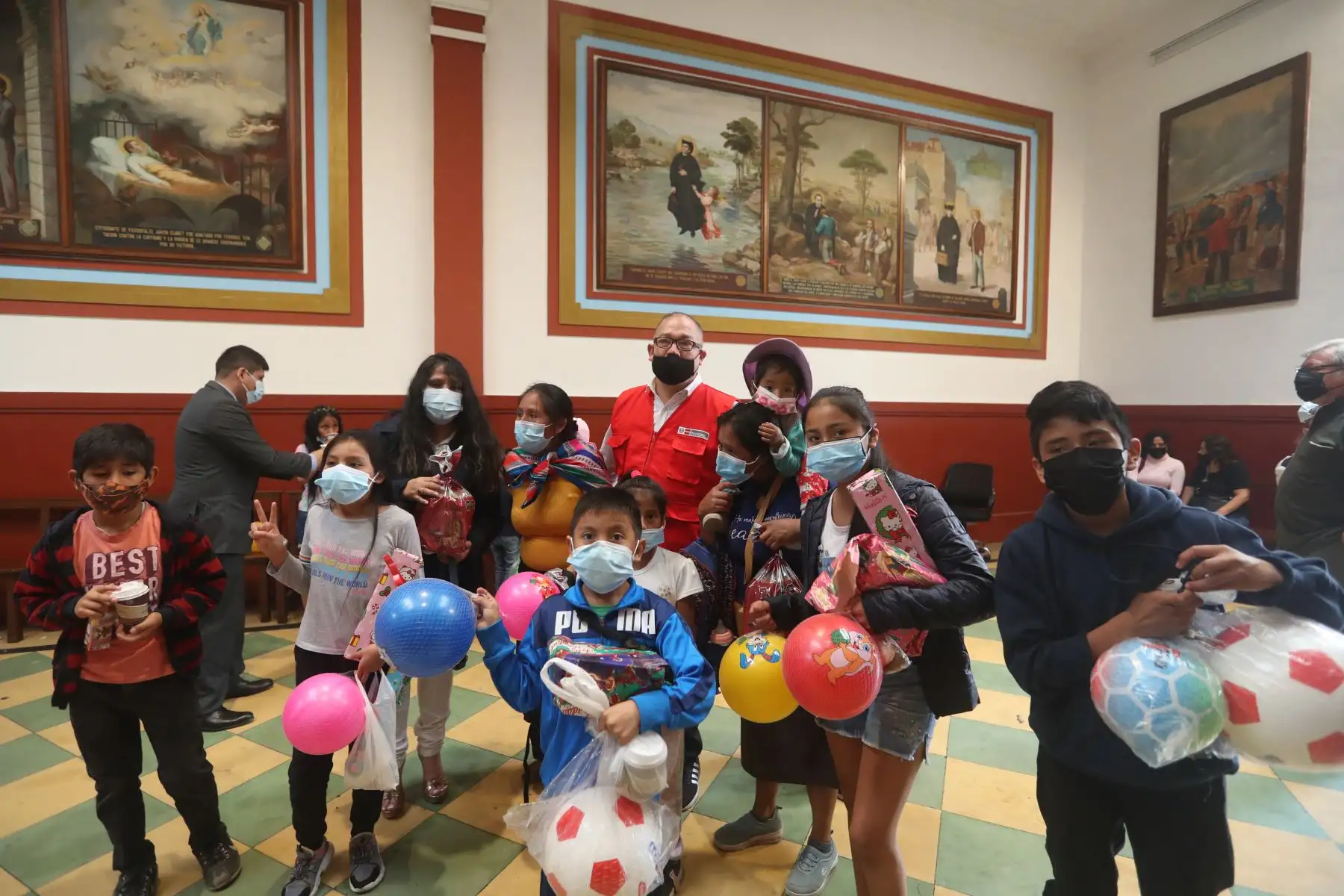 Viceministro de Trabajo, Sergio Ríos, acompañado de la viceministra de seguridad del Mininter, Olga Chavarry y representantes de la iglesia Nuestra Señora de Cocharcas compartieron chocolatada con los niños canillitas. ANDINA/Carla Patiño Ramírez