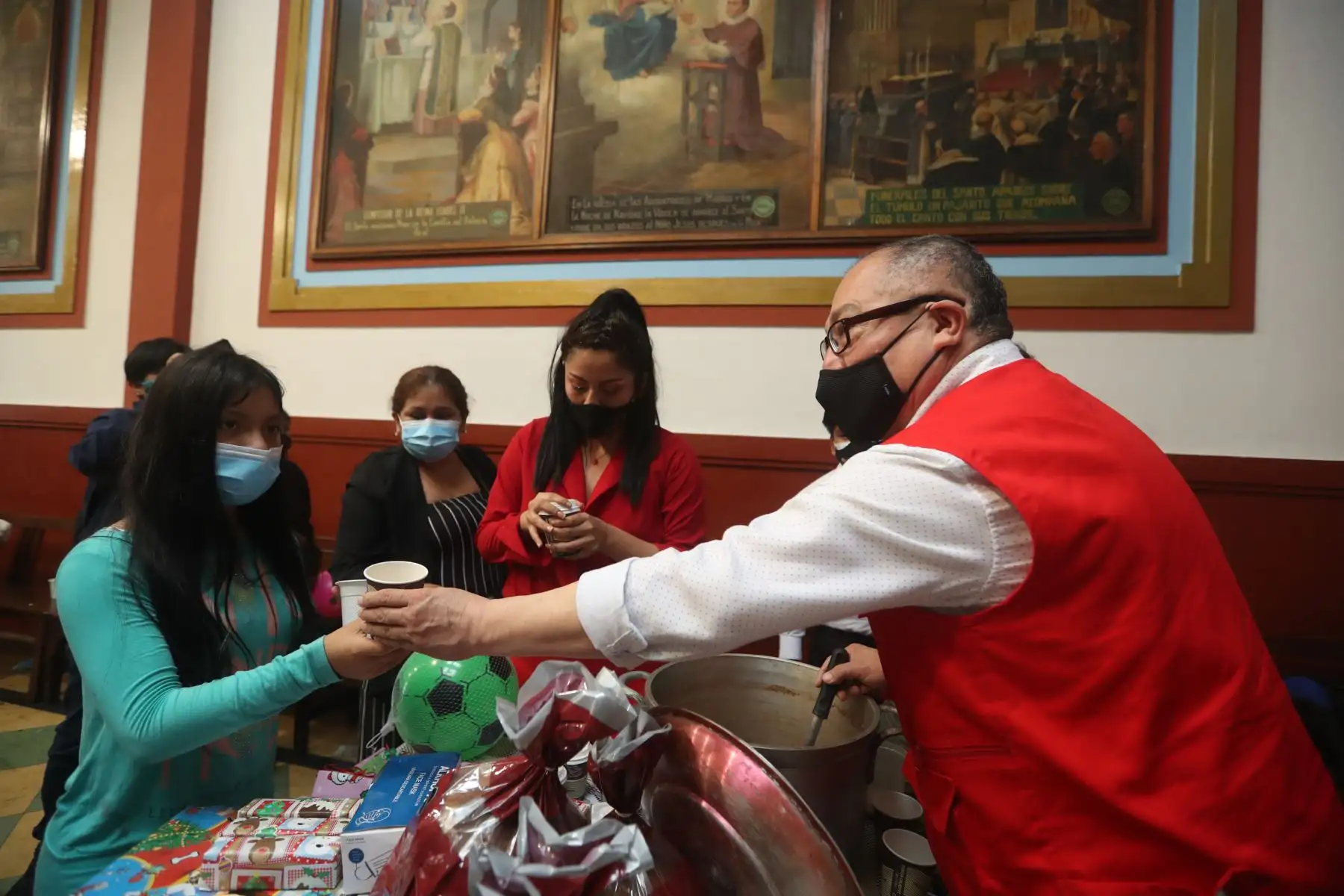 Viceministro de Trabajo, Sergio Ríos, acompañado de la viceministra de seguridad del Mininter, Olga Chavarry y representantes de la iglesia Nuestra Señora de Cocharcas compartieron chocolatada con los niños canillitas. ANDINA/Carla Patiño Ramírez