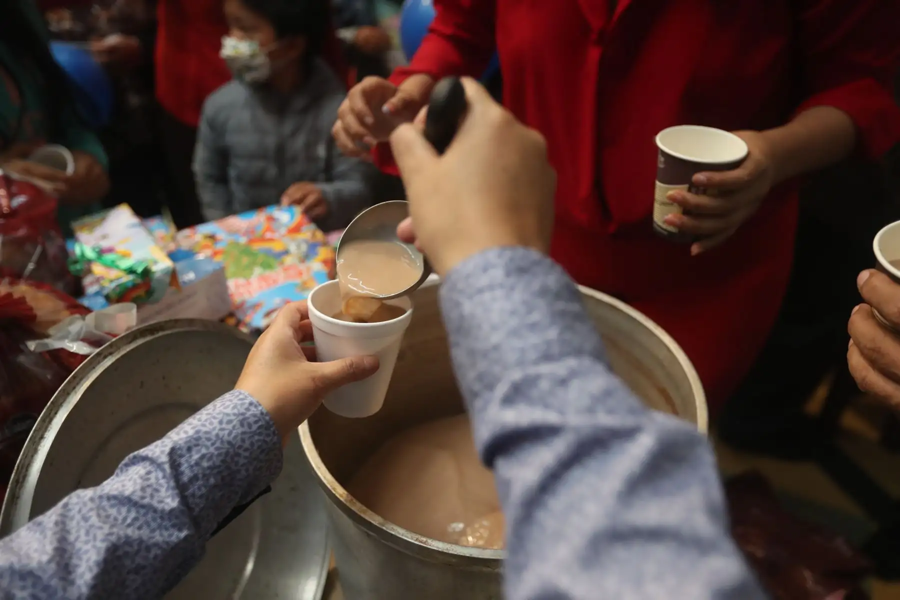 Viceministro de Trabajo, Sergio Ríos, acompañado de la viceministra de seguridad del Mininter, Olga Chavarry y representantes de la iglesia Nuestra Señora de Cocharcas compartieron chocolatada con los niños canillitas. ANDINA/Carla Patiño Ramírez