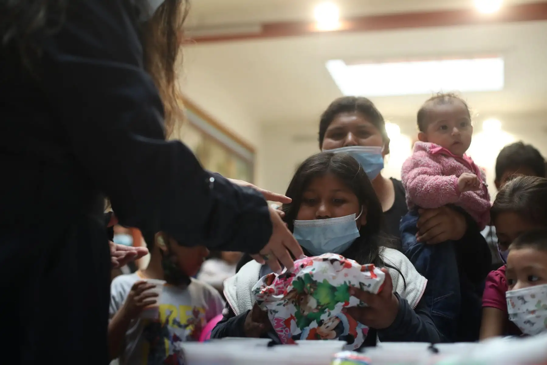 Viceministro de Trabajo, Sergio Ríos, acompañado de la viceministra de seguridad del Mininter, Olga Chavarry y representantes de la iglesia Nuestra Señora de Cocharcas compartieron chocolatada con los niños canillitas. ANDINA/Carla Patiño Ramírez