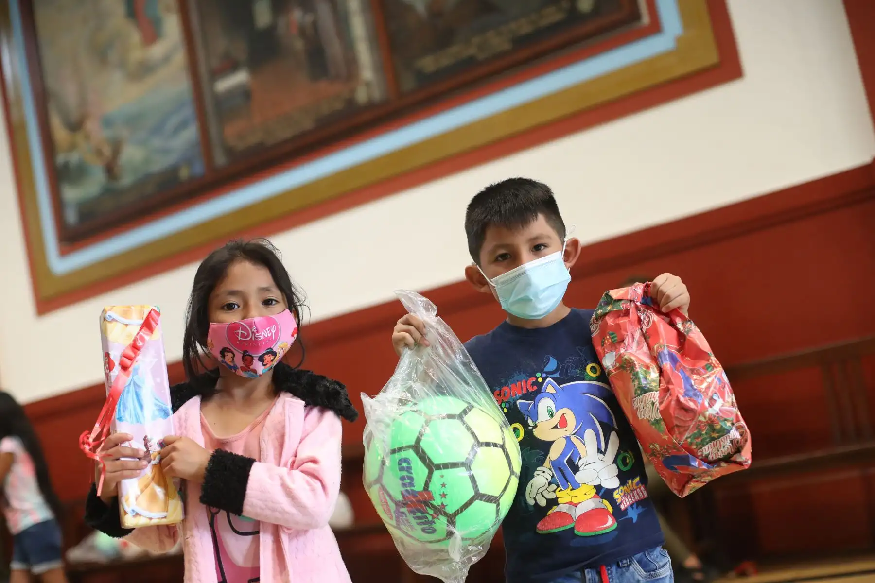 Viceministro de Trabajo, Sergio Ríos, acompañado de la viceministra de seguridad del Mininter, Olga Chavarry y representantes de la iglesia Nuestra Señora de Cocharcas compartieron chocolatada con los niños canillitas. ANDINA/Carla Patiño Ramírez