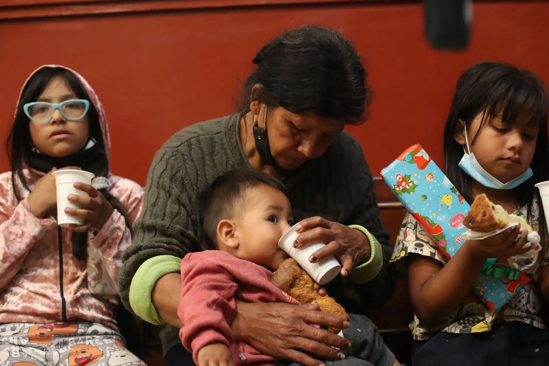 Viceministro del MTC, Sergio Ríos, acompañado de la viceministra de seguridad del Mininter, Olga Chavarry y representantes de la iglesia Nuestra Señora de Cocharcas compartieron chocolatada con los niños canillitas. ANDINA/Carla Patiño Ramírez