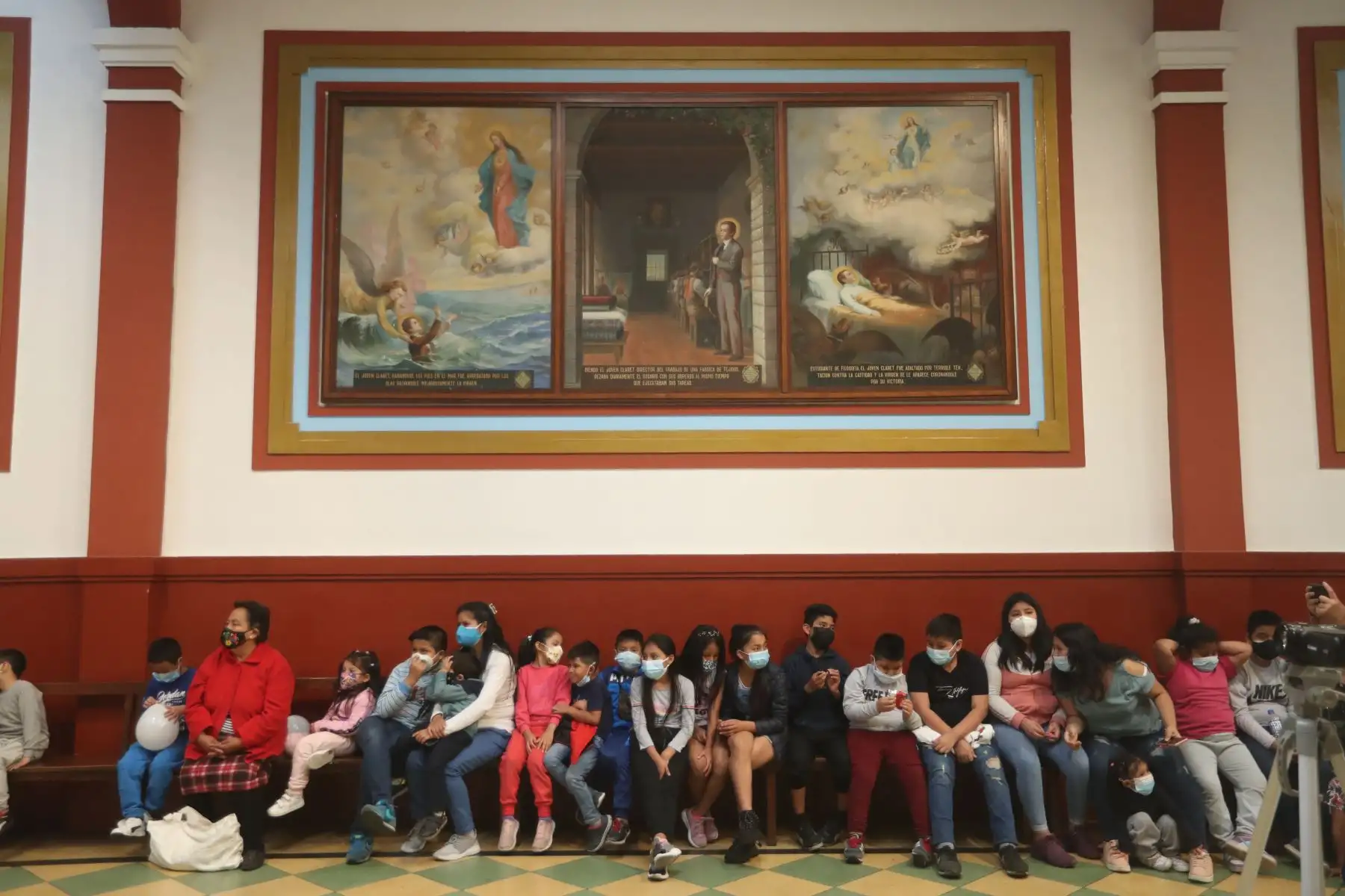 Viceministro de Trabajo, Sergio Ríos, acompañado de la viceministra de seguridad del Mininter, Olga Chavarry y representantes de la iglesia Nuestra Señora de Cocharcas compartieron chocolatada con los niños canillitas. ANDINA/Carla Patiño Ramírez