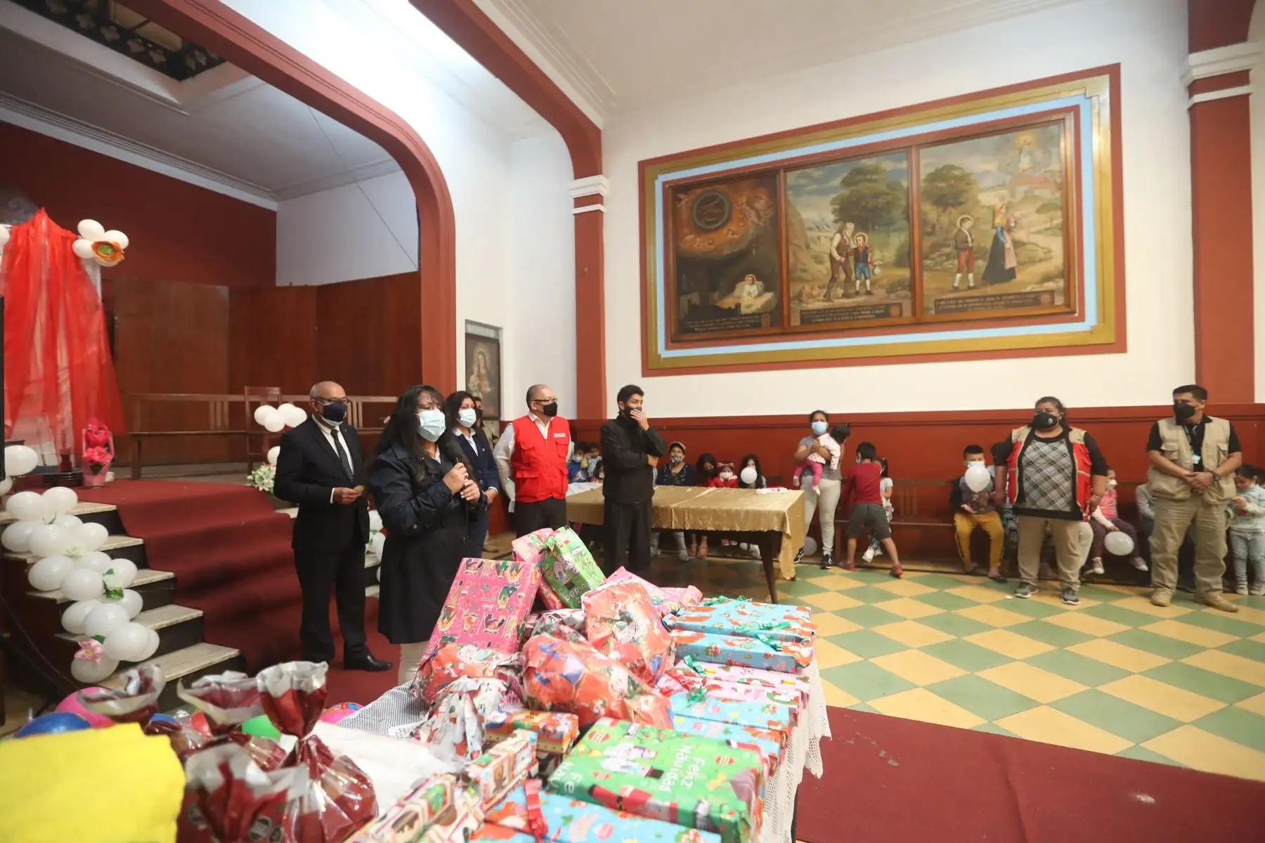 Viceministro de Trabajo, Sergio Ríos, acompañado de la viceministra de seguridad del Mininter, Olga Chavarry y representantes de la iglesia Nuestra Señora de Cocharcas compartieron chocolatada con los niños canillitas. ANDINA/Carla Patiño Ramírez