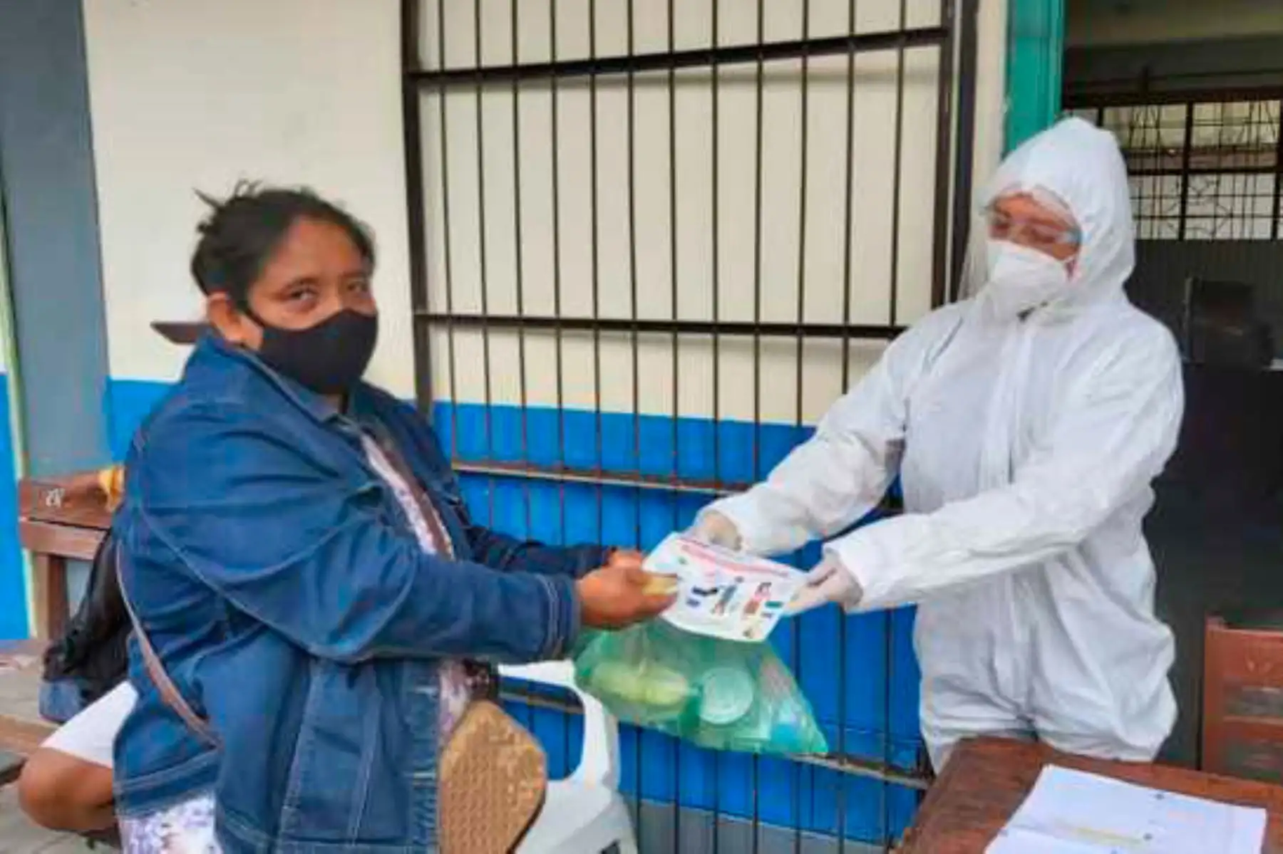 Durante la entrega de los productos se adoptaron todas las medidas de control dispuestas por el sector salud. Foto: ANDINA/Qali Warma.