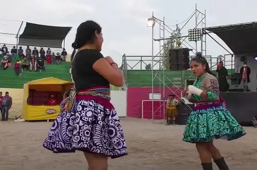 El Takanakuy es una tradición muy arraigada que protagonizan principalmente varones, pero también mujeres.