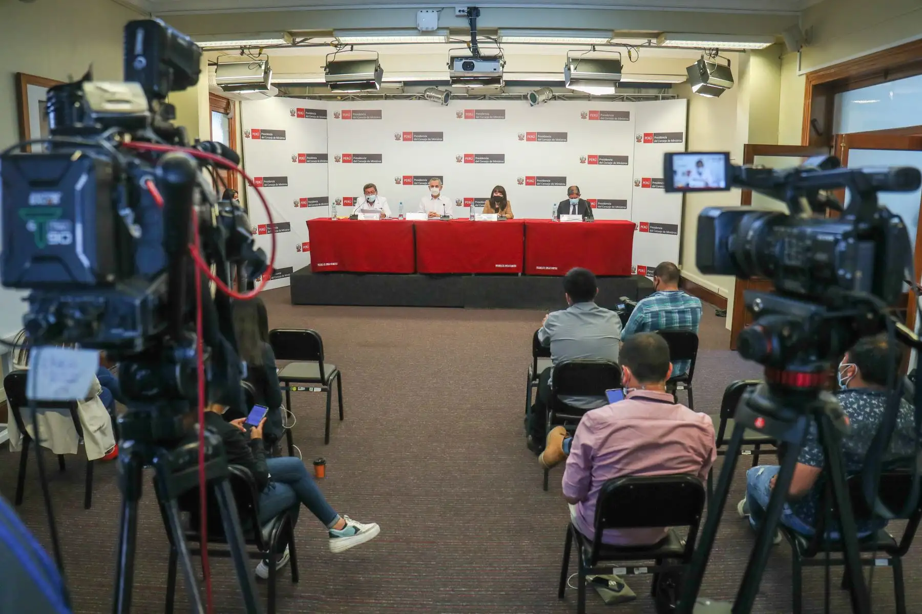 La presidenta del Consejo de Ministros, Mirtha Vásquez, brinda una conferencia de prensa, junto a ministros de Estado, para informar a la ciudadanía sobre las decisiones adoptadas en el Consejo de Ministros. Foto: PCM
