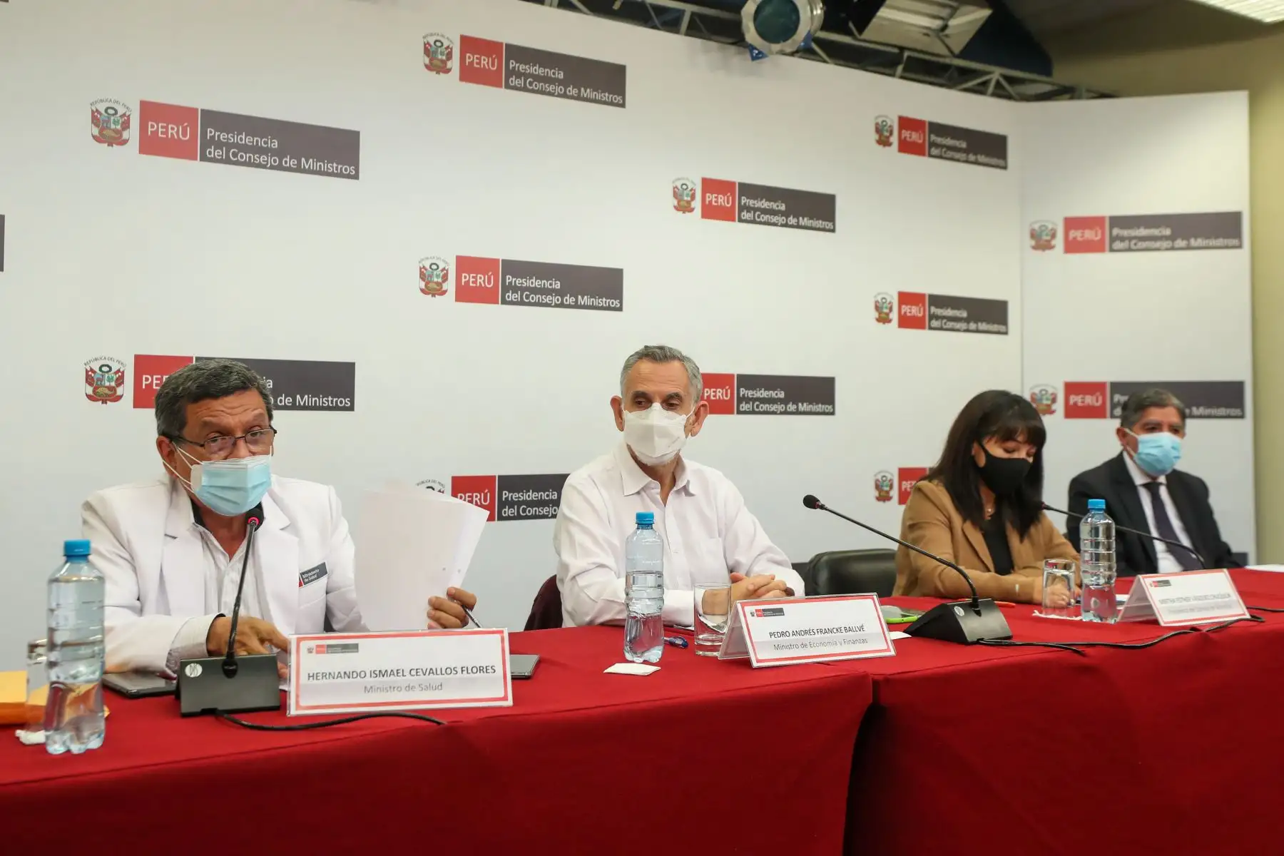 La presidenta del Consejo de Ministros, Mirtha Vásquez, brinda una conferencia de prensa, junto a ministros de Estado, para informar a la ciudadanía sobre las decisiones adoptadas en el Consejo de Ministros. Foto: PCM