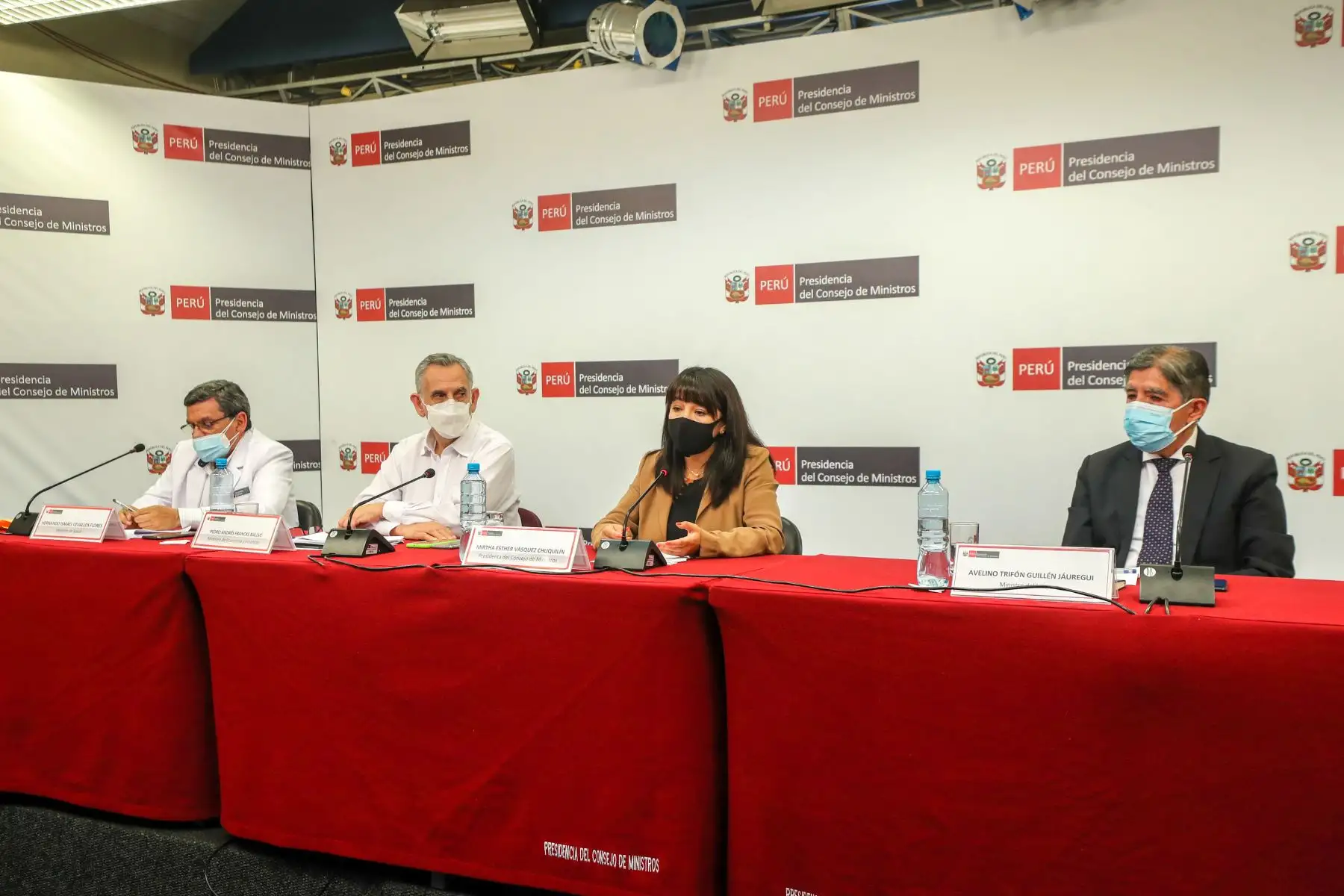 La presidenta del Consejo de Ministros, Mirtha Vásquez, brinda una conferencia de prensa, junto a ministros de Estado, para informar a la ciudadanía sobre las decisiones adoptadas en el Consejo de Ministros. Foto: PCM