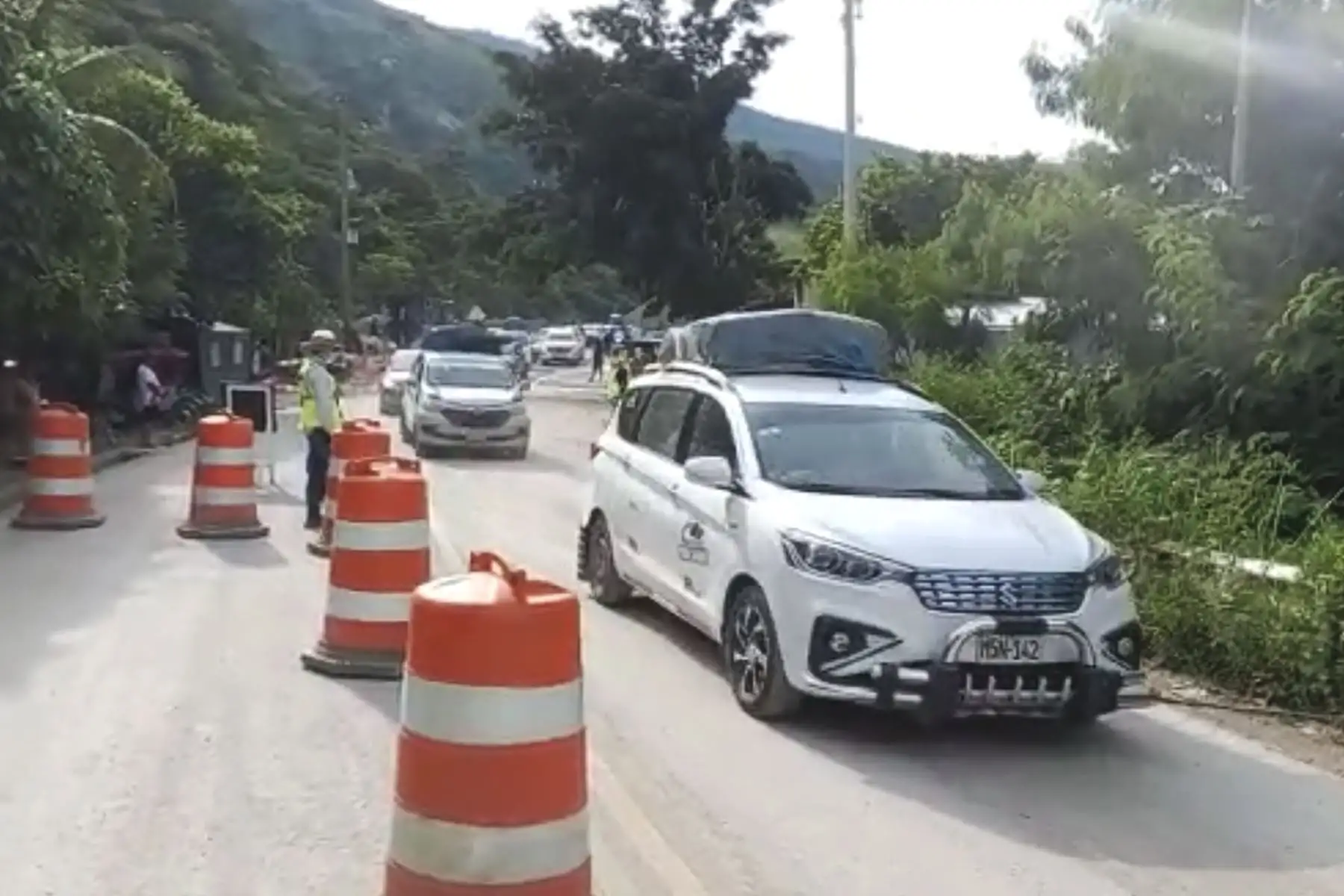 A lo largo de este desvío provisional se han colocado tranqueras y control con vigías en cada tramo para ordenar el pase vehicular, que se llevará a cabo de manera restringida y alternada en un solo sentido. Foto: ANDINA/MTC