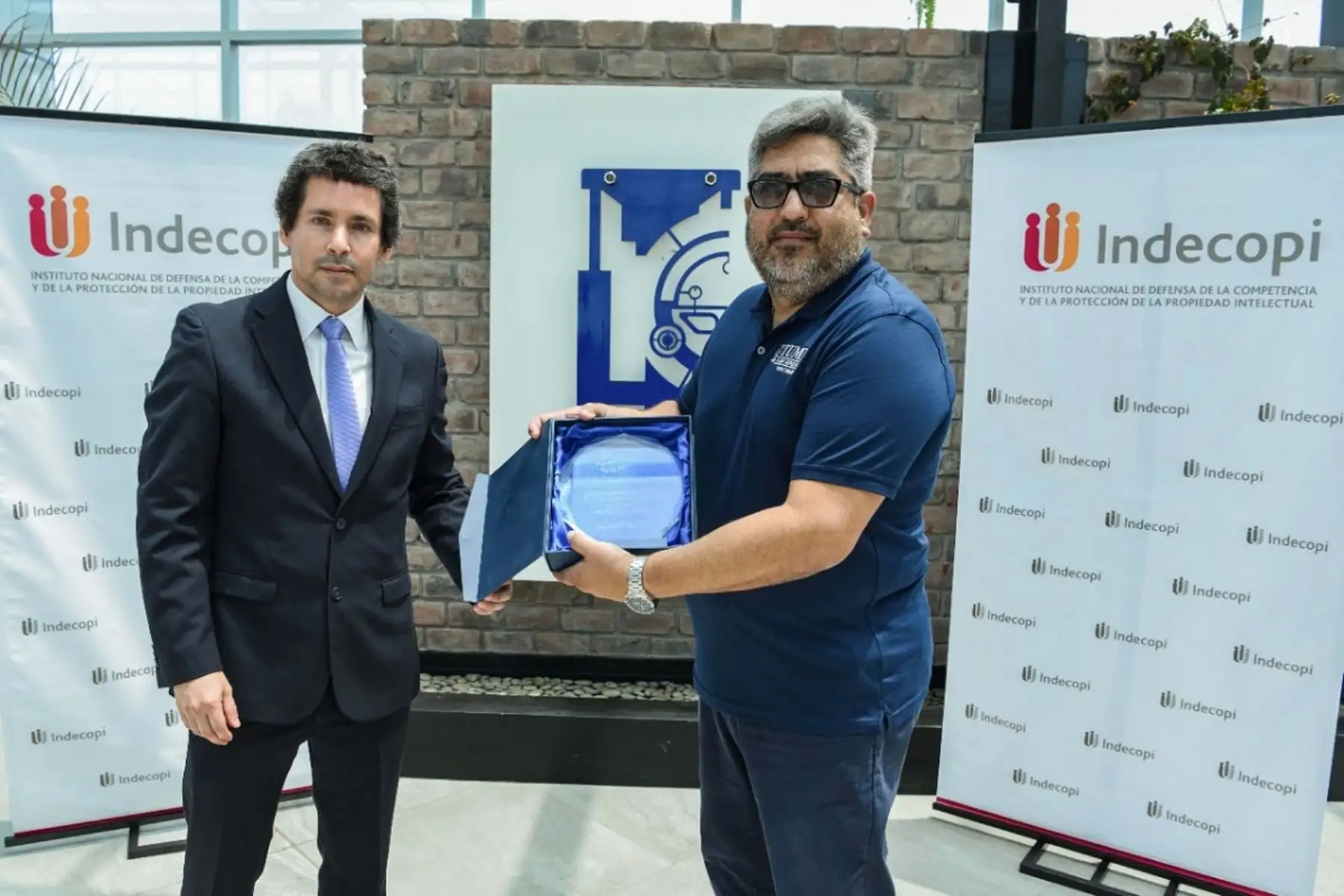 Indecopi entregó el Reconocimiento Anual a la Comercialización del Invento Patentado (RACIP) 2021 a la empresa peruana Tumi Contratistas Mineros SAC creadora del invento “Máquina perforadora autopropulsada de chimeneas slot y ductos”. Foto: Cortesía.