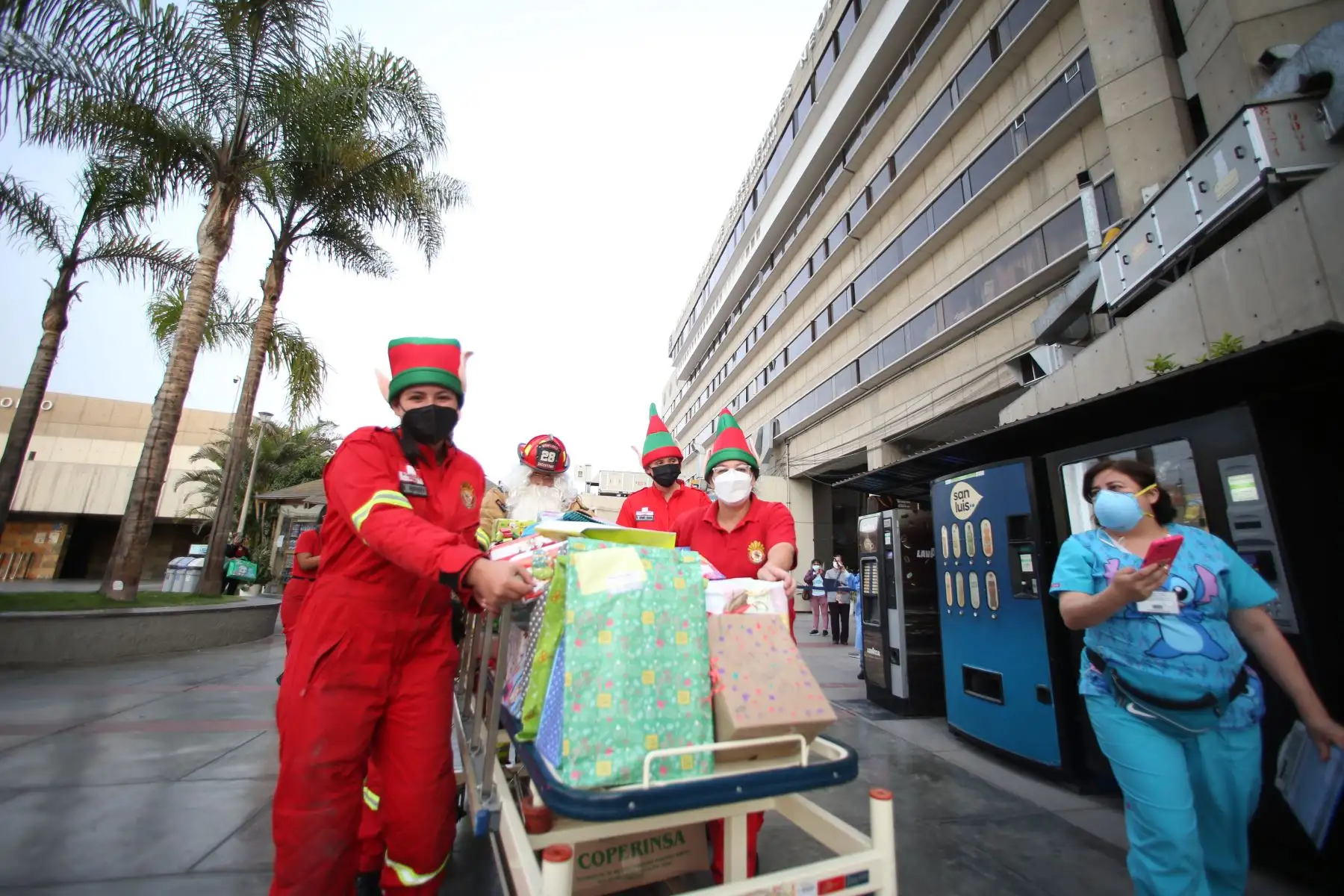Más de 30 niños internados del Instituto Nacional de Enfermedades Neoplásicas (INEN), disfrutaron de la llegada de Papa Noel bombero quien llego en una escala telescópica la cual le permitió llegar a los pisos más altos donde se encuentran los niños internados para entregar regalos. Foto: Cortesía/César García