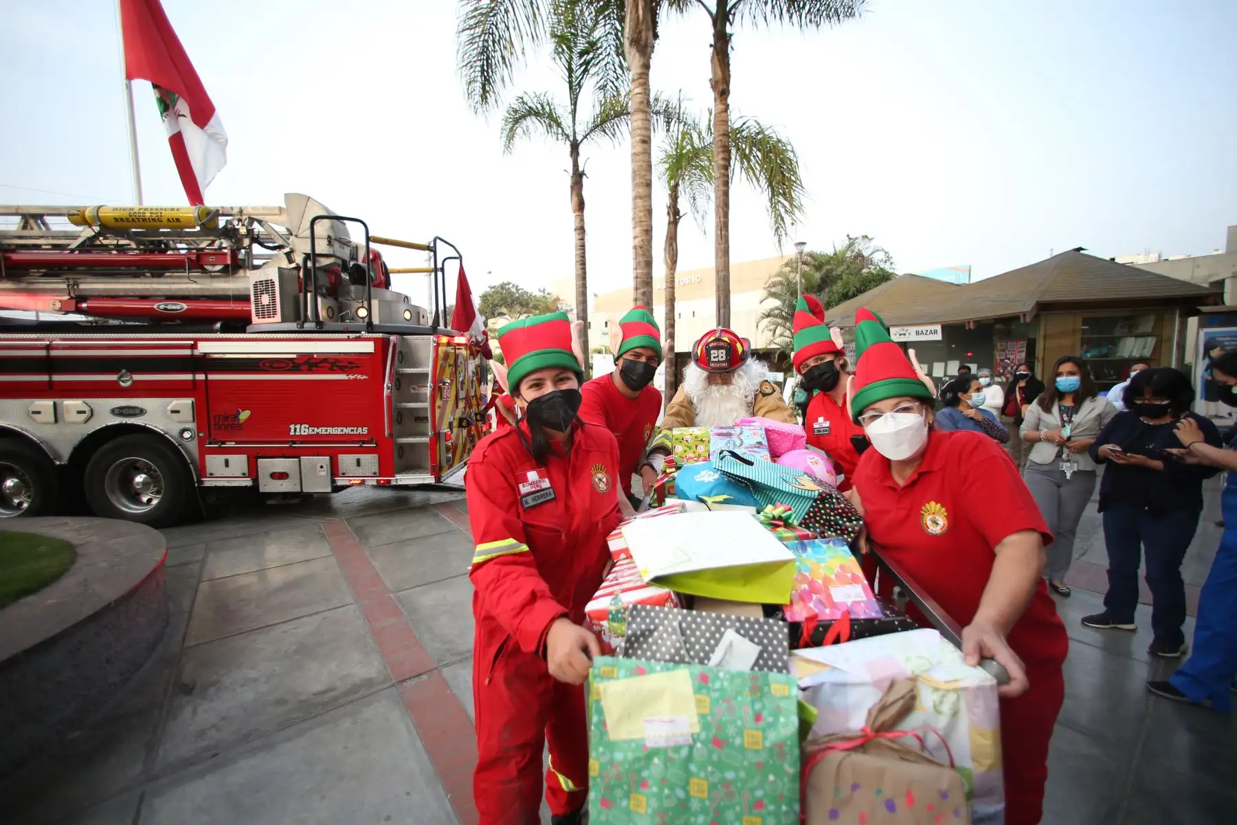 Más de 30 niños internados del Instituto Nacional de Enfermedades Neoplásicas (INEN), disfrutaron de la llegada de Papa Noel bombero quien llego en una escala telescópica la cual le permitió llegar a los pisos más altos donde se encuentran los niños internados para entregar regalos. Foto: Cortesía/César García