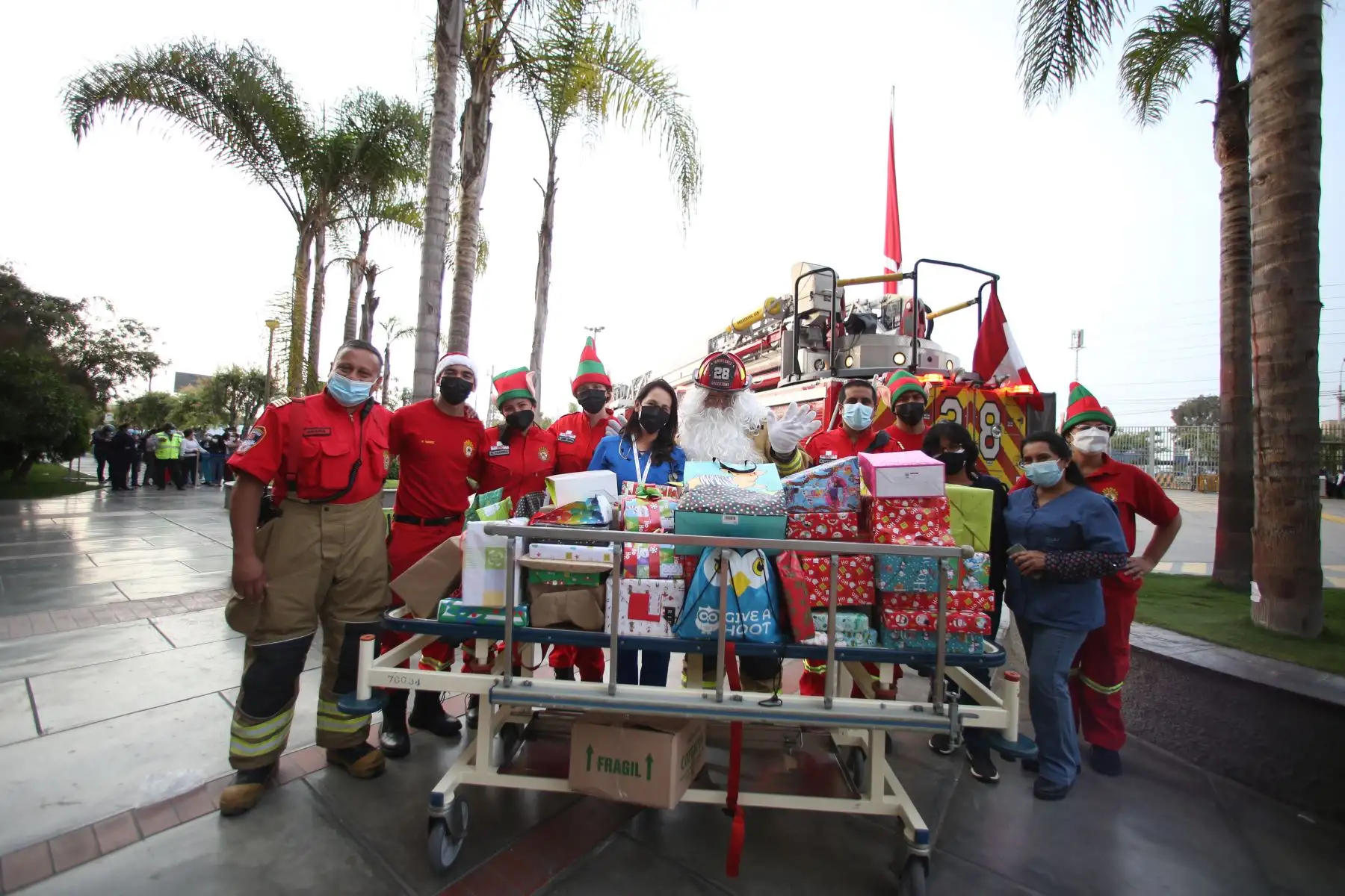 Más de 30 niños internados del Instituto Nacional de Enfermedades Neoplásicas (INEN), disfrutaron de la llegada de Papa Noel bombero quien llego en una escala telescópica la cual le permitió llegar a los pisos más altos donde se encuentran los niños internados para entregar regalos. Foto: Cortesía/César García