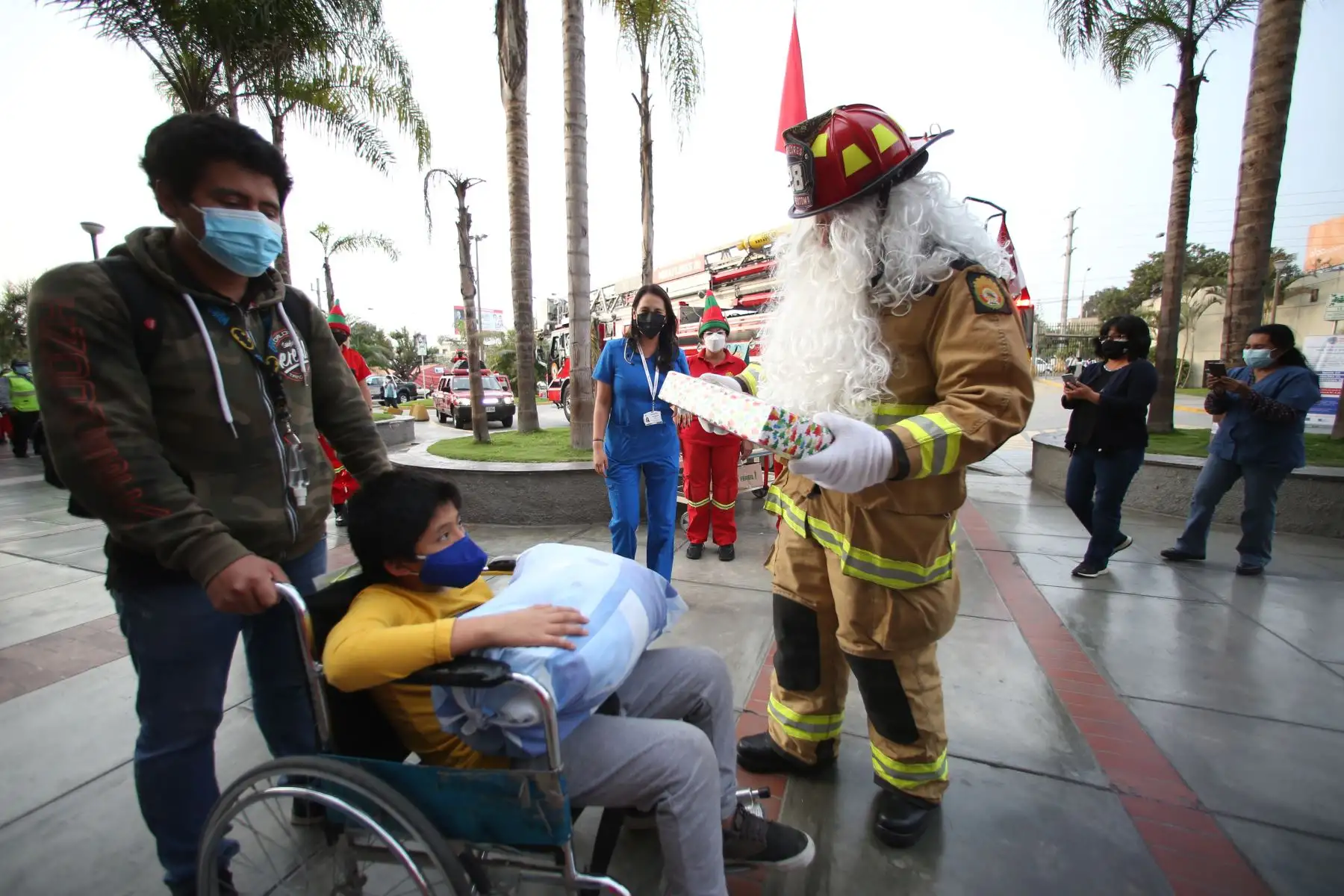 Más de 30 niños internados del Instituto Nacional de Enfermedades Neoplásicas (INEN), disfrutaron de la llegada de Papa Noel bombero quien llego en una escala telescópica la cual le permitió llegar a los pisos más altos donde se encuentran los niños internados para entregar regalos. Foto: Cortesía/César García