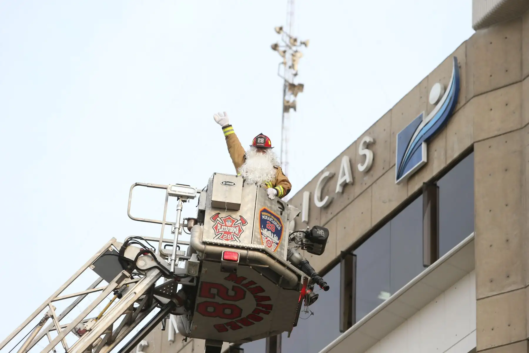 Más de 30 niños internados del Instituto Nacional de Enfermedades Neoplásicas (INEN), disfrutaron de la llegada de Papa Noel bombero quien llego en una escala telescópica la cual le permitió llegar a los pisos más altos donde se encuentran los niños internados para entregar regalos. Foto: Cortesía/César García
