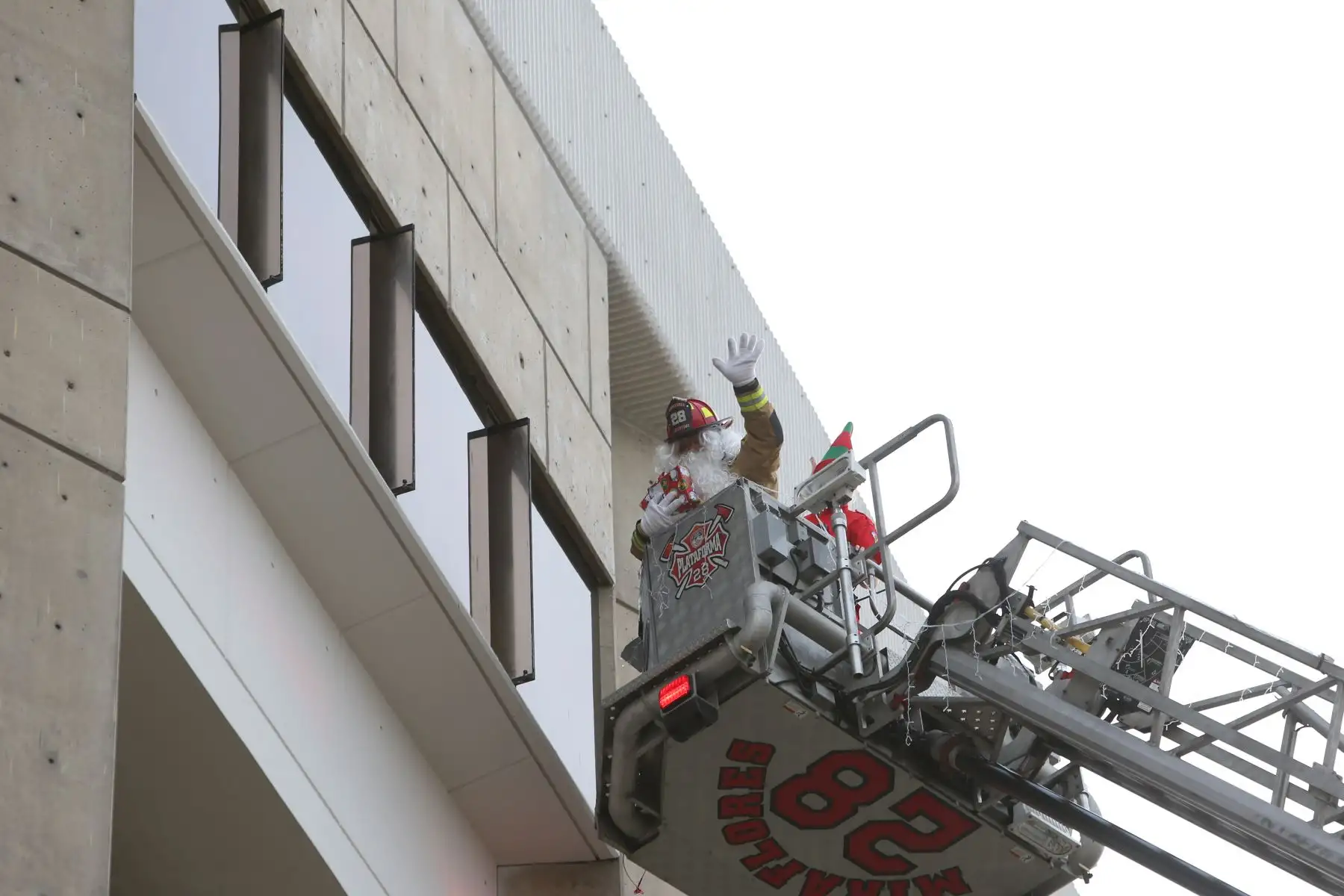 Más de 30 niños internados del Instituto Nacional de Enfermedades Neoplásicas (INEN), disfrutaron de la llegada de Papa Noel bombero quien llego en una escala telescópica la cual le permitió llegar a los pisos más altos donde se encuentran los niños internados para entregar regalos. Foto: Cortesía/César García