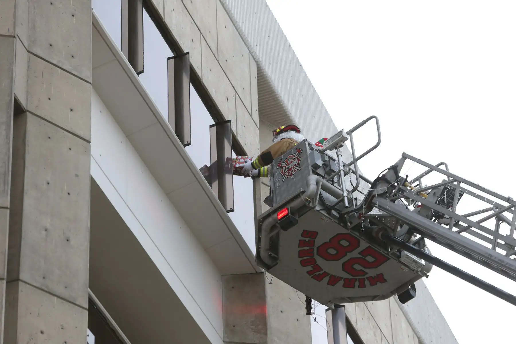 Más de 30 niños internados del Instituto Nacional de Enfermedades Neoplásicas (INEN), disfrutaron de la llegada de Papa Noel bombero quien llego en una escala telescópica la cual le permitió llegar a los pisos más altos donde se encuentran los niños internados para entregar regalos. Foto: Cortesía/César García