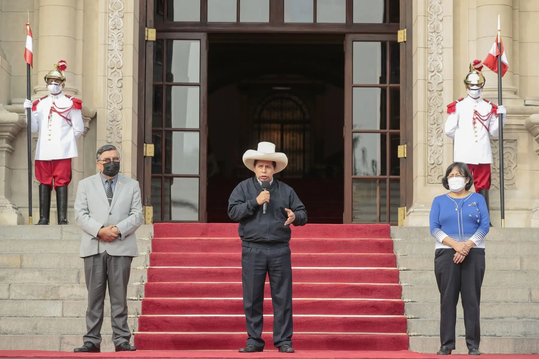 Presidente de la República, Pedro Castillo, promulga ley que restituye derechos laborales de los docentes del Mindef y del Mininter. Foto: ANDINA/Prensa Presidencia