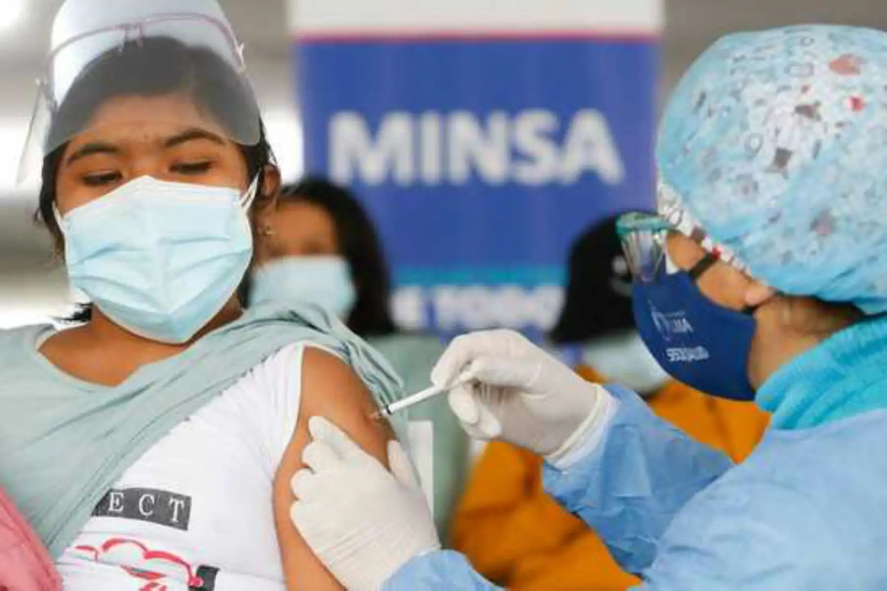 La aplicación de la tercera  dosis de la vacuna contra la covid-19 protege de contagios, enfermedad grave y muerte. Foto: ANDINA/ Minsa.
