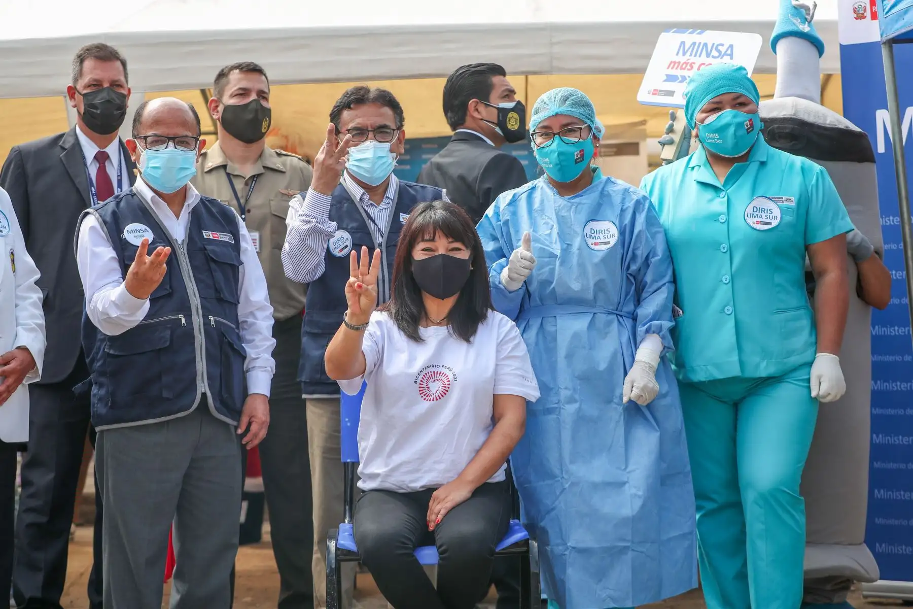 Premier Mirtha Vásquez, recibe la tercera dosis de refuerzo de la vacuna contra la Covid-19 durante la  supervisión del Centro Materno Infantil Juan Pablo II – Primer nivel de atención en salud en el distrito de Villa El Salvador.
Foto: ANDINA/PCM