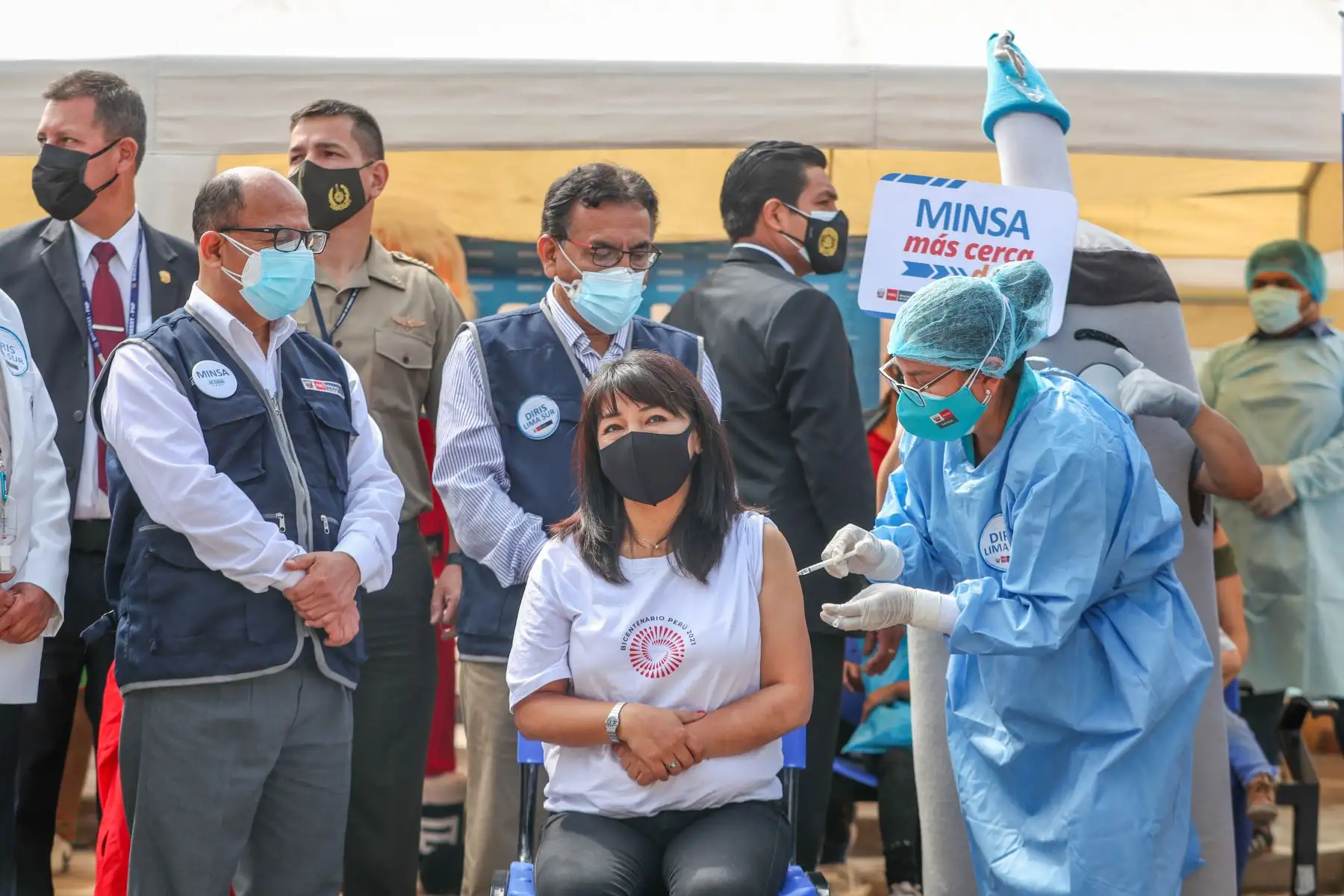Premier Mirtha Vásquez, recibe la tercera dosis de refuerzo de la vacuna contra la Covid-19 durante la  supervisión del Centro Materno Infantil Juan Pablo II – Primer nivel de atención en salud en el distrito de Villa El Salvador.
Foto: ANDINA/PCM