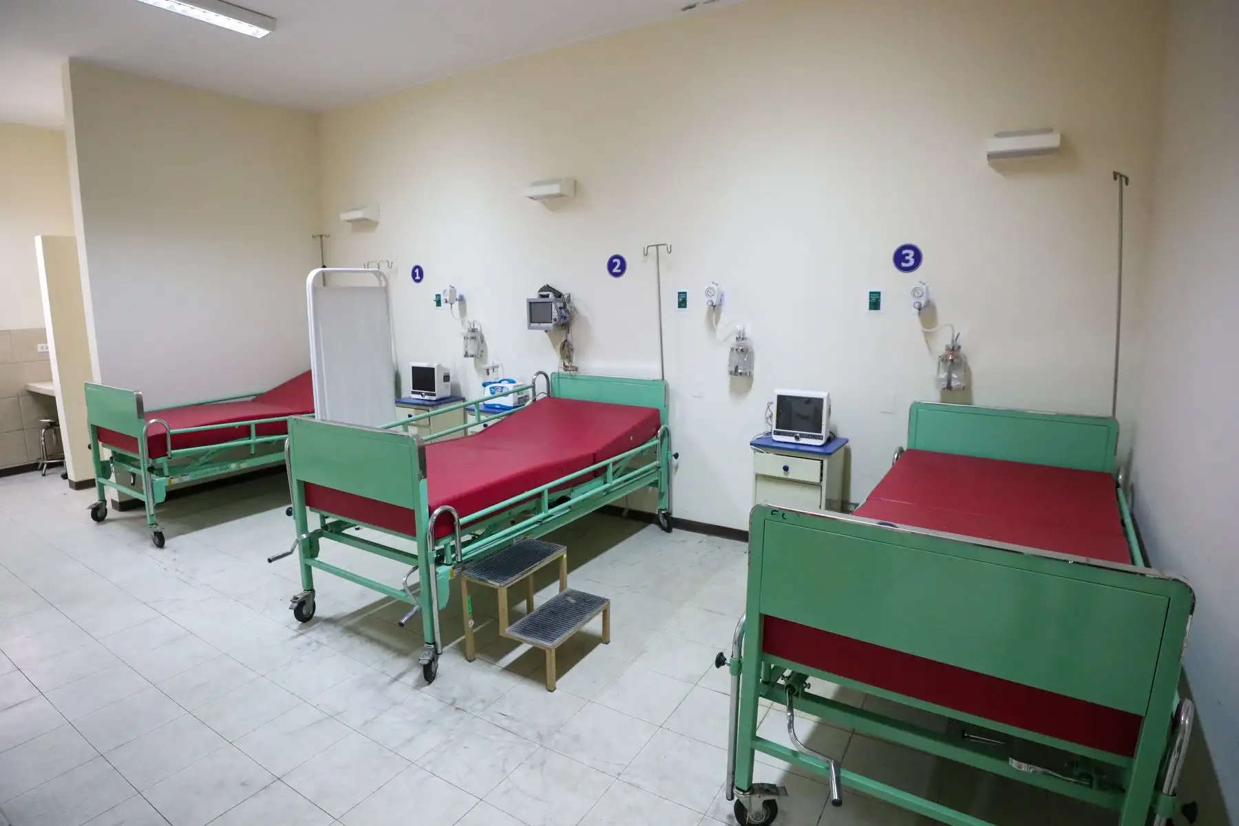 La premier Mirtha Vásquez, llegó a Villa El Salvador para supervisar, junto con el viceministro de Salud, los servicios de salud y la jornada de vacunación regular y contra la COVID-19, que se realiza en el Centro Materno Infantil Juan Pablo II de primer nivel de atención.
Foto: ANDINA/PCM