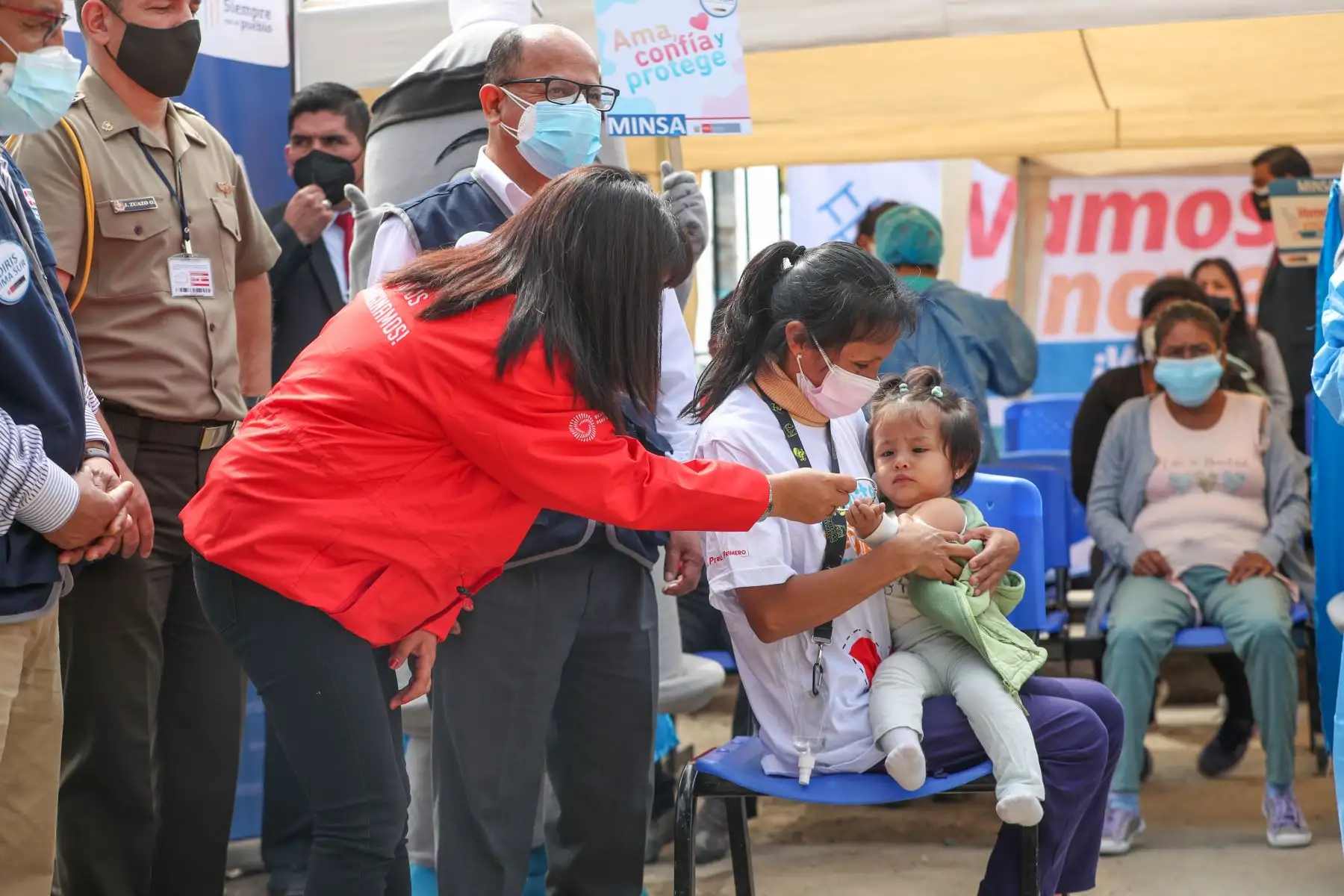 La premier Mirtha Vásquez, llegó a Villa El Salvador para supervisar, junto con el viceministro de Salud, los servicios de salud y la jornada de vacunación regular y contra la COVID-19, que se realiza en el Centro Materno Infantil Juan Pablo II de primer nivel de atención.
Foto: ANDINA/PCM